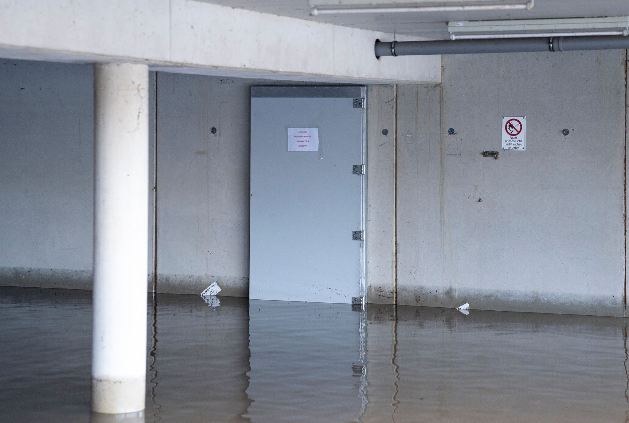 Damit die Tiefgarage nicht irgendwann unter Wasser steht, sollten Wohnungseigentümergemeinschaften gemeinsam Schutzmaßnahmen gegen Starkregen und Hochwasser beschließen.