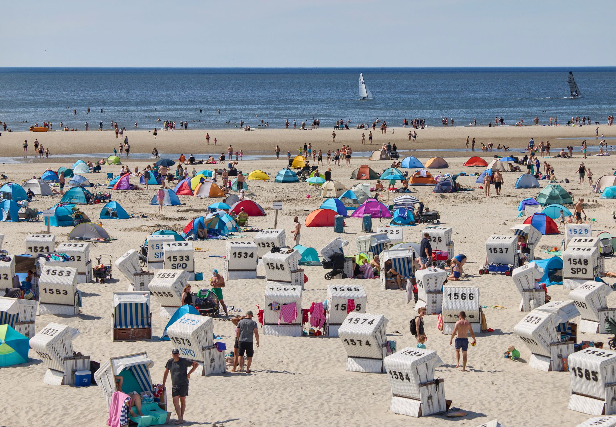 Eine Woche am Strand - oder auch nur bei Freunden - ist für viele Menschen zu teuer. (Archivbild)