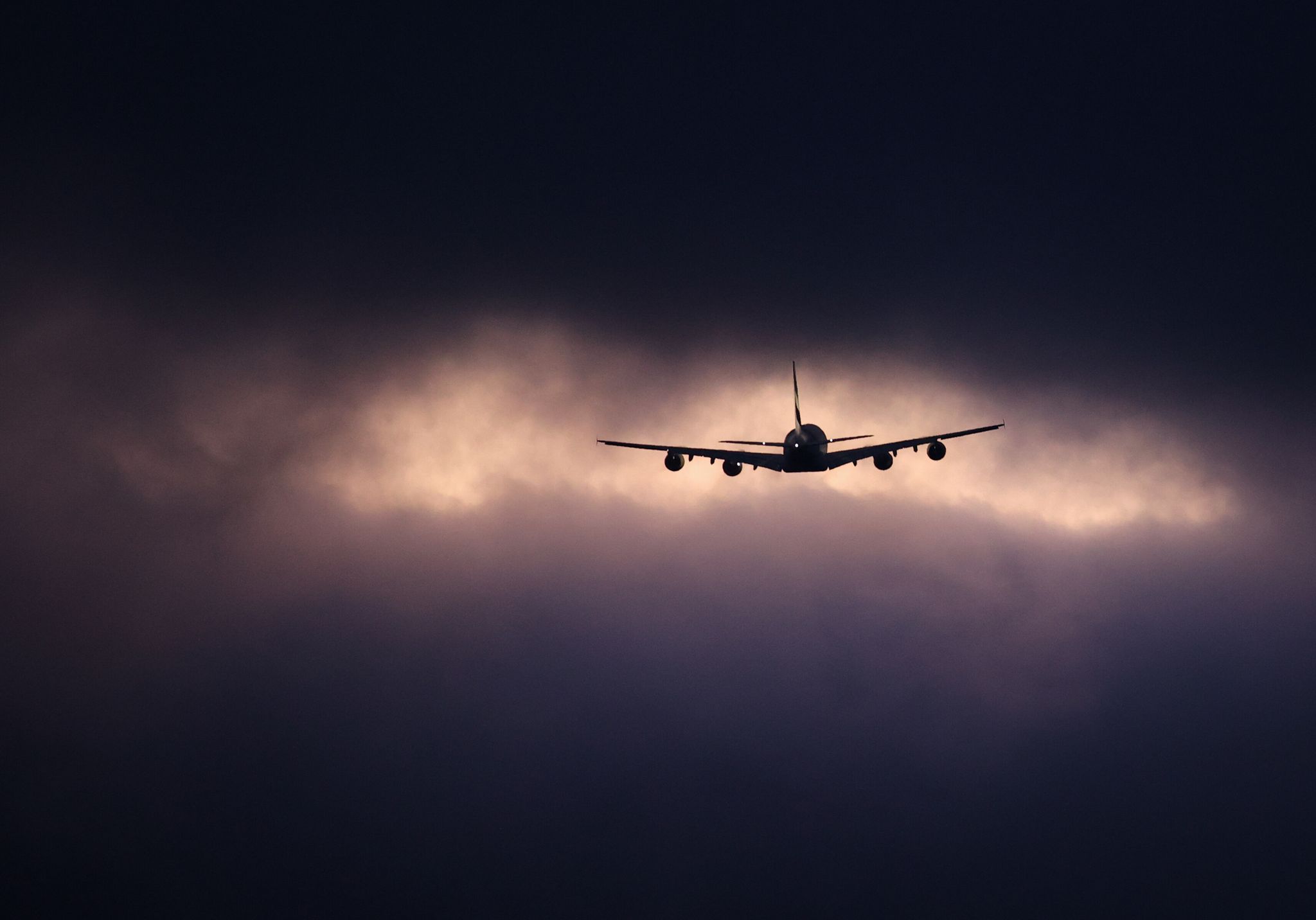 Eskalation über den Wolken: Bei schwerem Fehlverhalten dürfen Piloten zwischenlanden, und der Passagier zahlt.