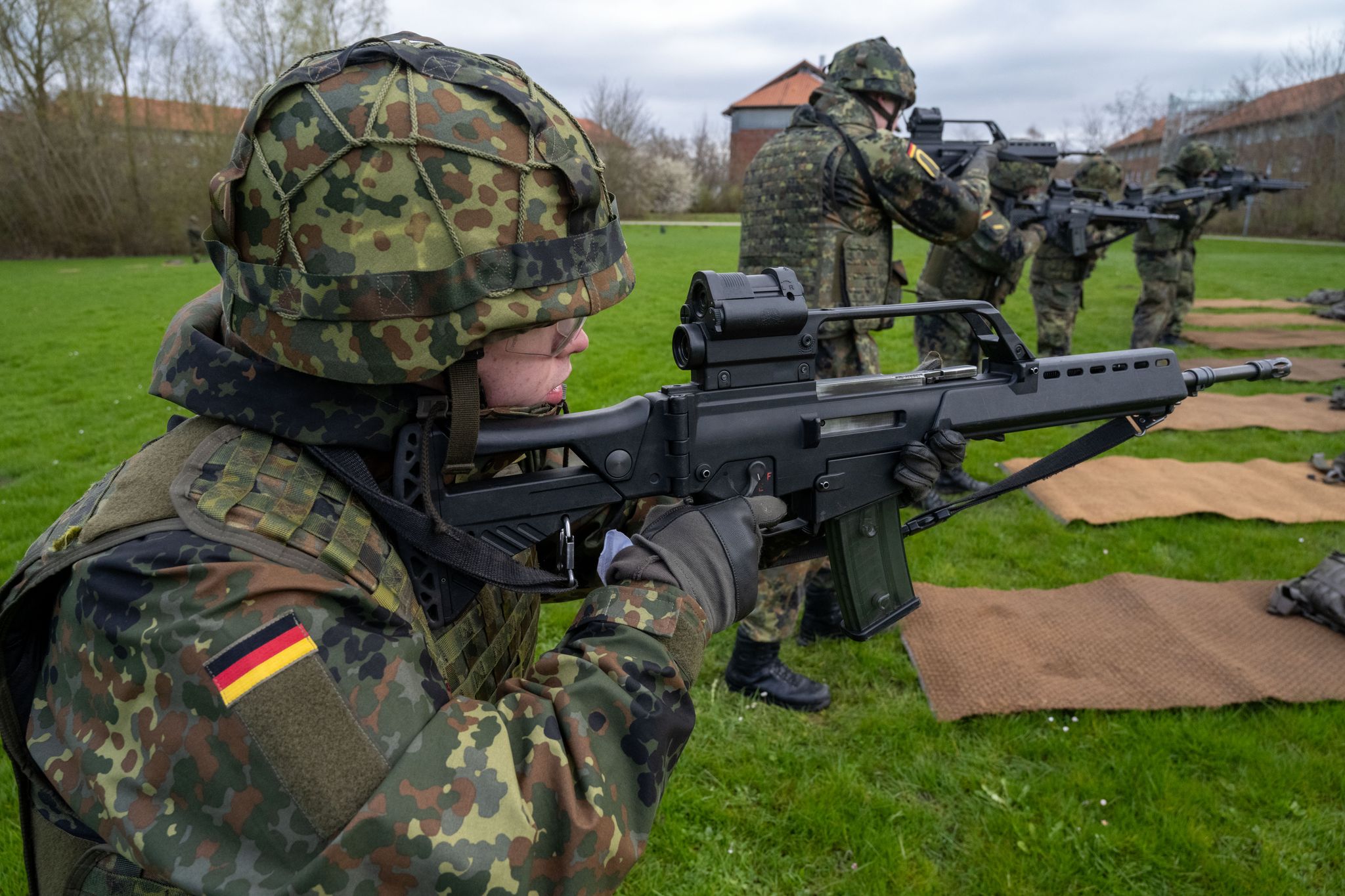 Mit verschiedenen Anreizen will die Bundesregierung mehr junge Leute für die Bundeswehr gewinnen. (Archivbild)