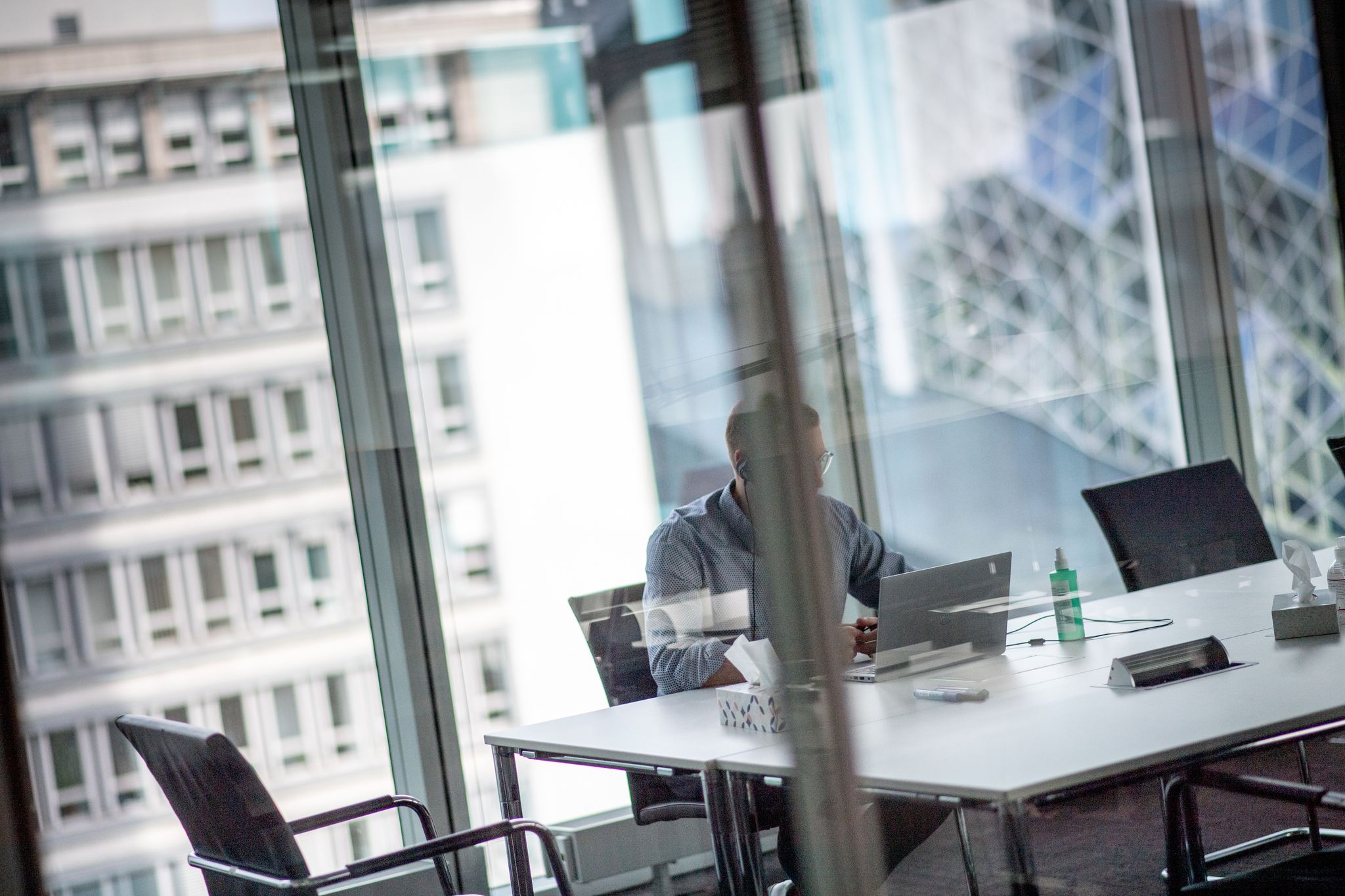 Großzügig verglast: Nicht alle Beschäftigten haben regelmäßig Tageslicht an ihrem Arbeitsplatz.