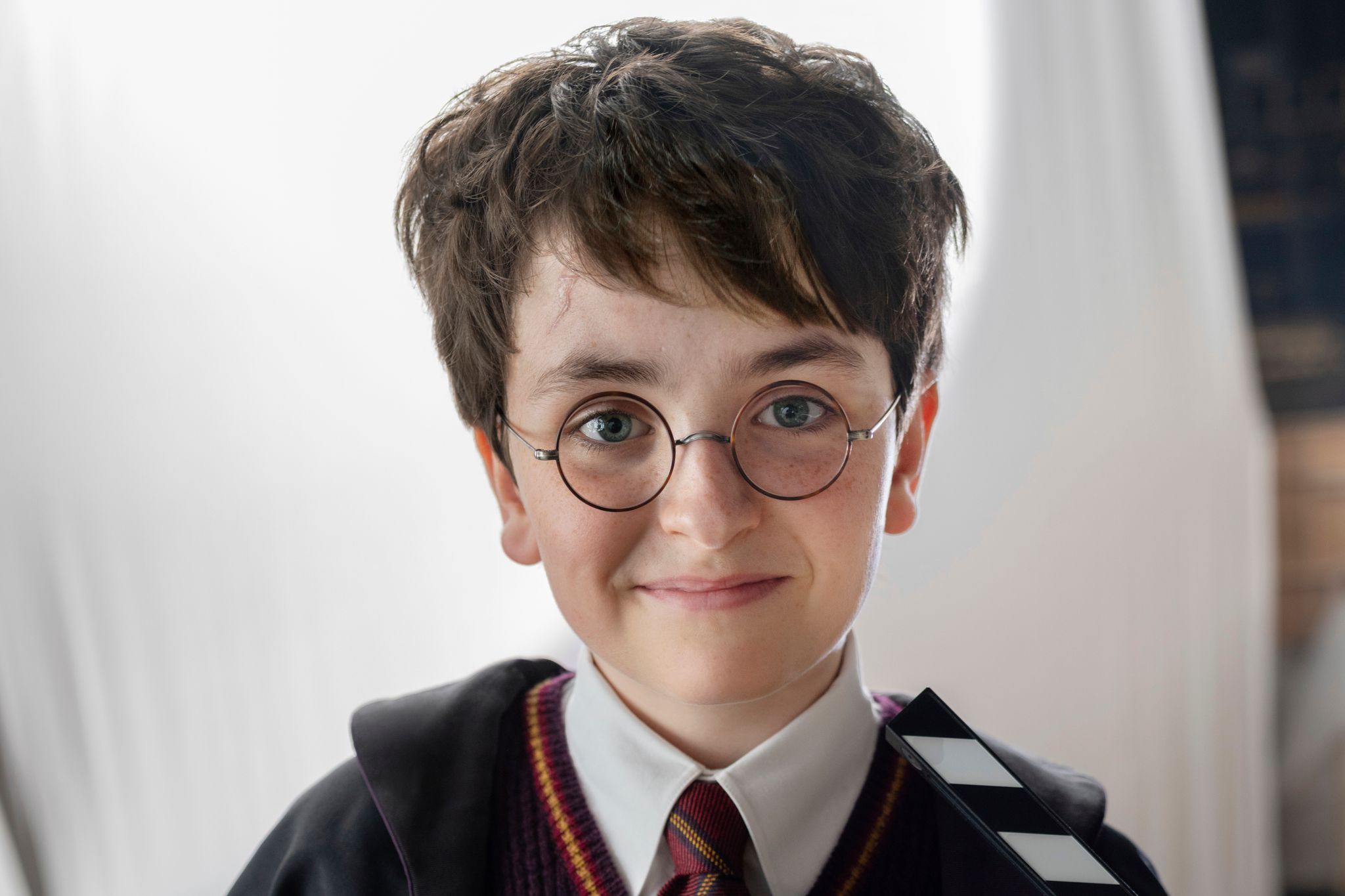 Dominic McLaughlin spielt Harry Potter.
