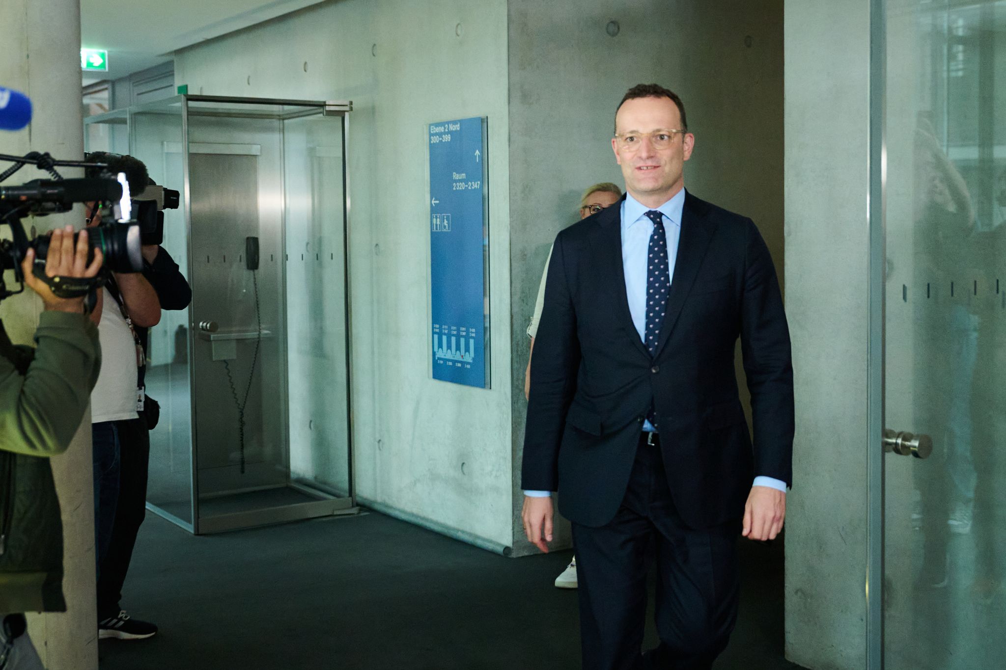 Jens Spahn im Juni auf dem Weg zum Haushaltsausschuss - nun wird Sonderermittlerin Sudhof befragt. (Archivbild)