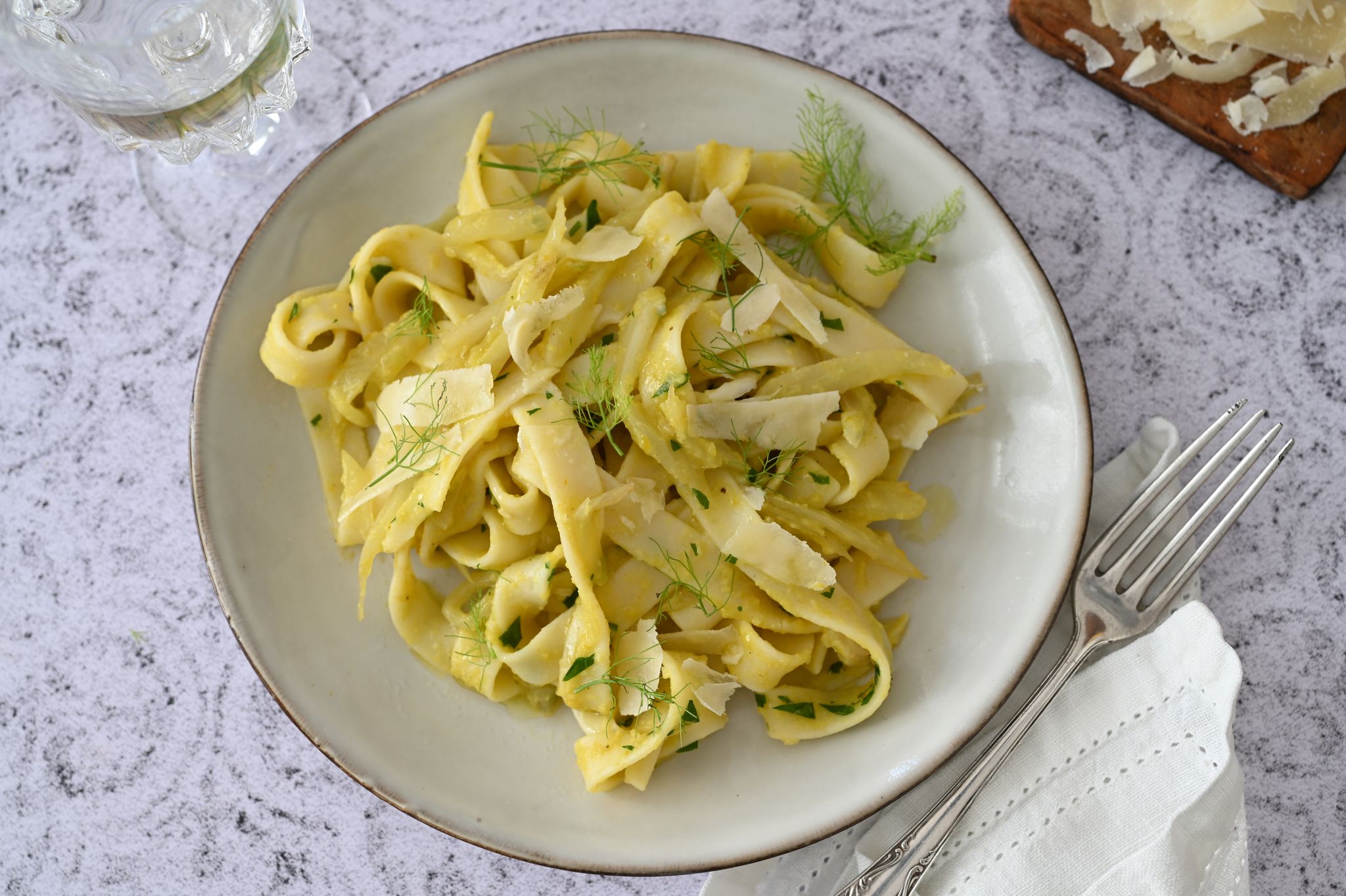 Wo sind die Dicken Bohnen hin? Sie wurden gekocht und püriert und erinnern an cremige Sahnesoße mit Fenchel, die die Pasta umhüllt.