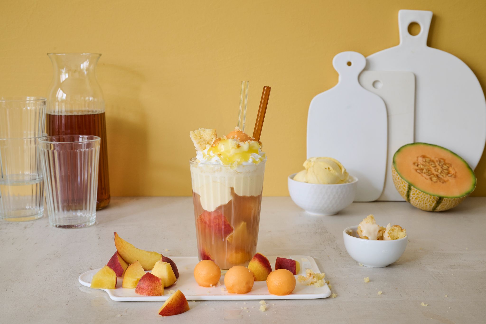 Der Floating-Effekt wird durch die Kombination von kaltem Schwarztee mit Mineralwasser und Vanilleeis und daraufgesetzten Obststücken erzielt.