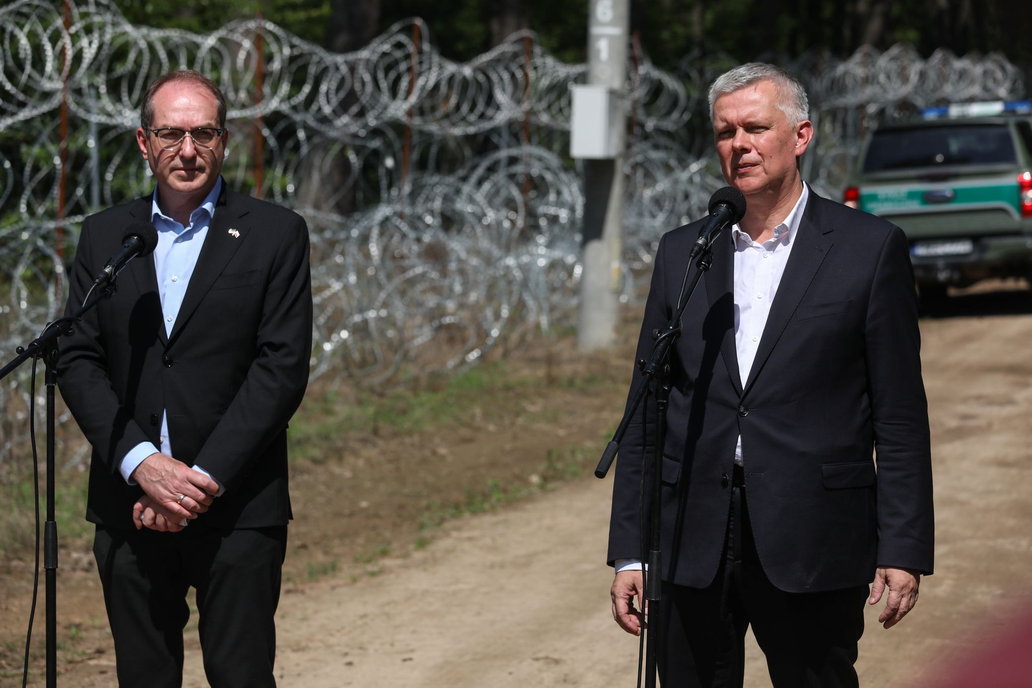 Bundesinnenminister Dobrindt hat die schwer befestigte Grenze Polens zu Belarus besichtigt.