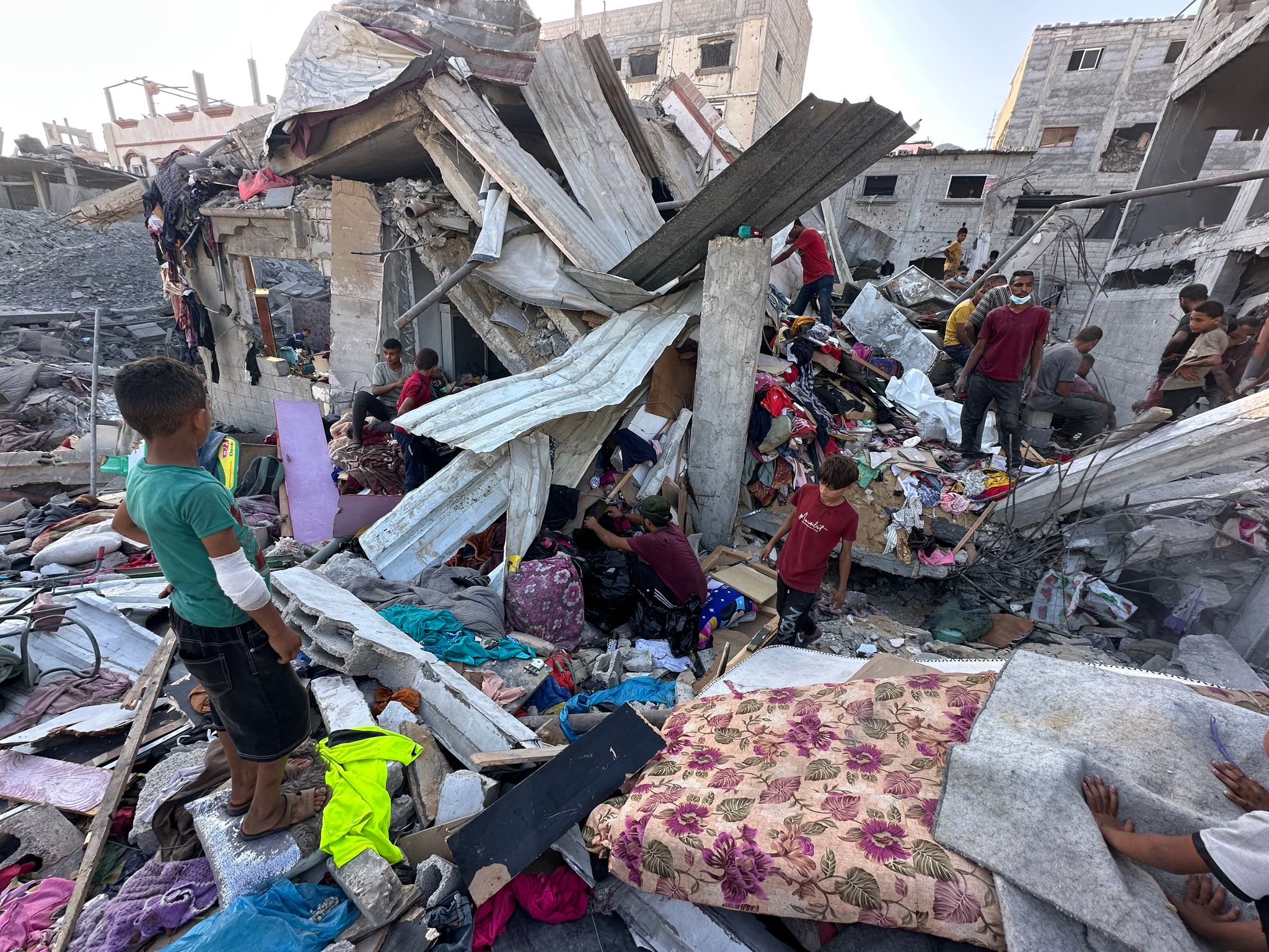 Erneut soll es laut palästinensischen Angaben Tote nahe einer Verteilstelle für humanitäre Hilfe im Gebiet von Chan Junis geben.