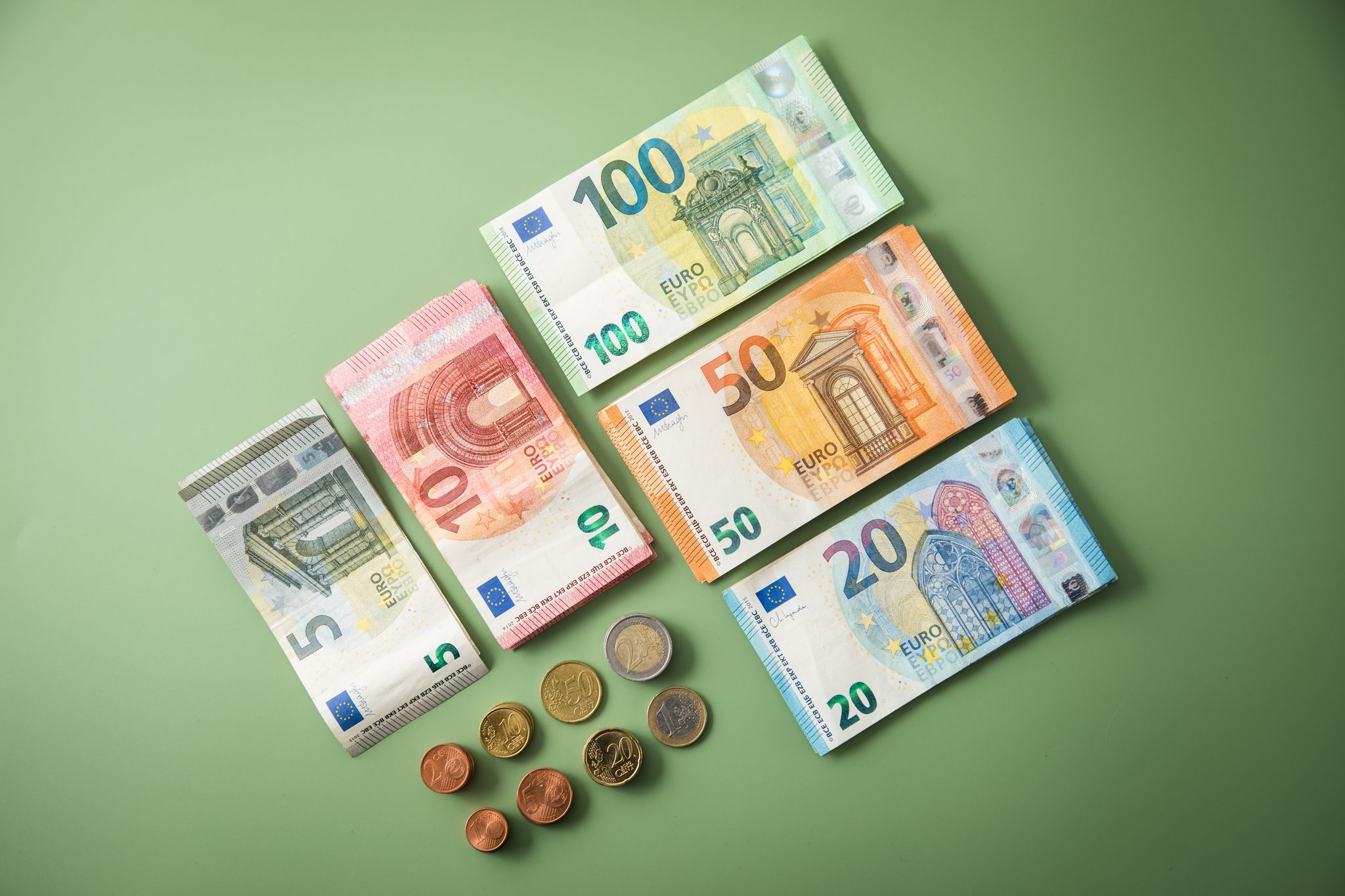 Trotz Leitzinssenkung bieten manche Banken noch über 2 % aufs Tagesgeld.