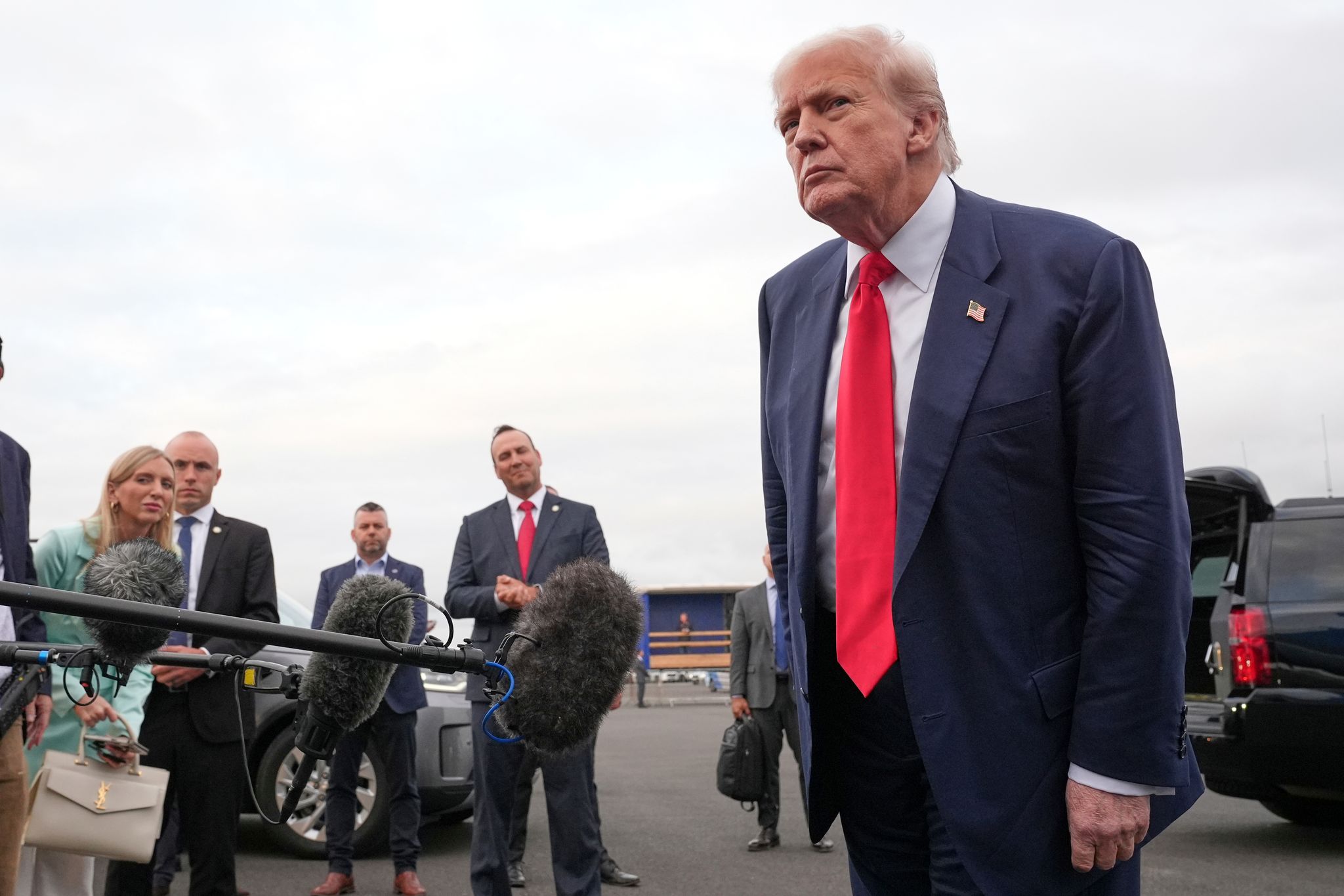 «Ich denke, beide Seiten wollen Fairness» - sagt der US-Präsident zum Auftakt seines Treffens mit der Kommissionspräsidentin. (Archivbild)