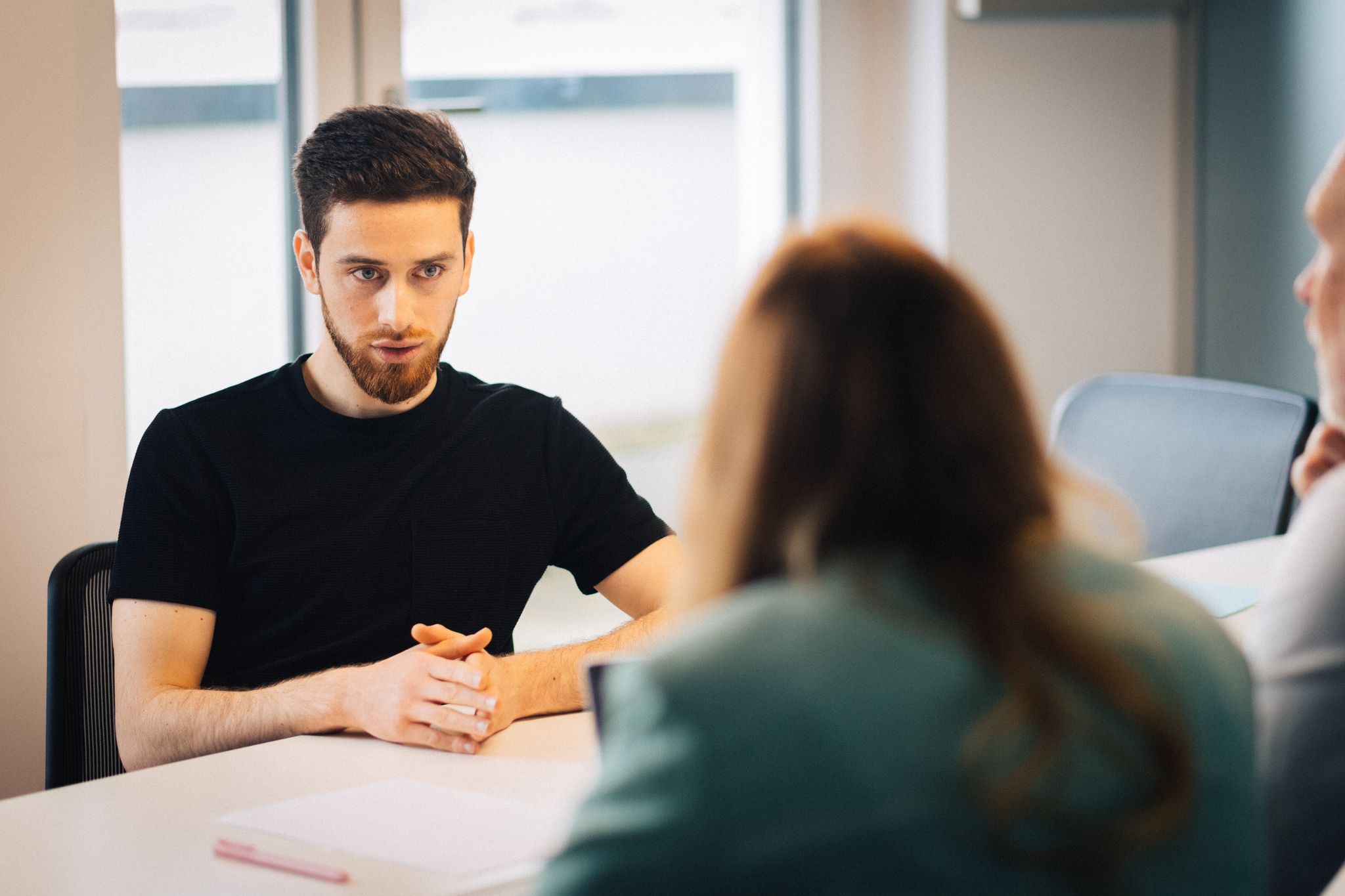 Sich beim Bewerbungsprozess von der besten Seite zu zeigen, ist legitim. Doch wann ist die Grenze überschritten?