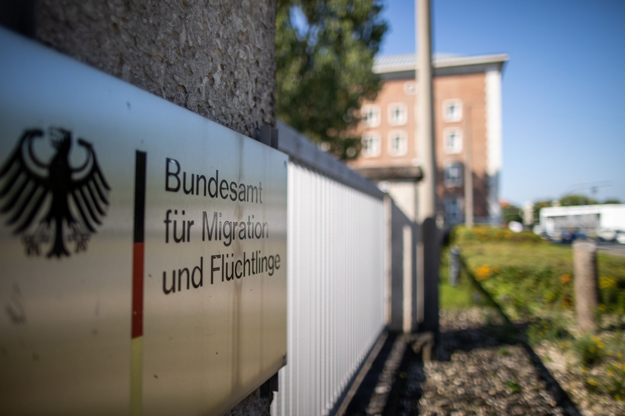 Bundesinnenminister Alexander Dobrindt (CSU) hat das Bundesamt angewiesen, die Widerrufsprüfungen für syrische Staatsangehörige wieder aufzunehmen. (Symbolbild)
