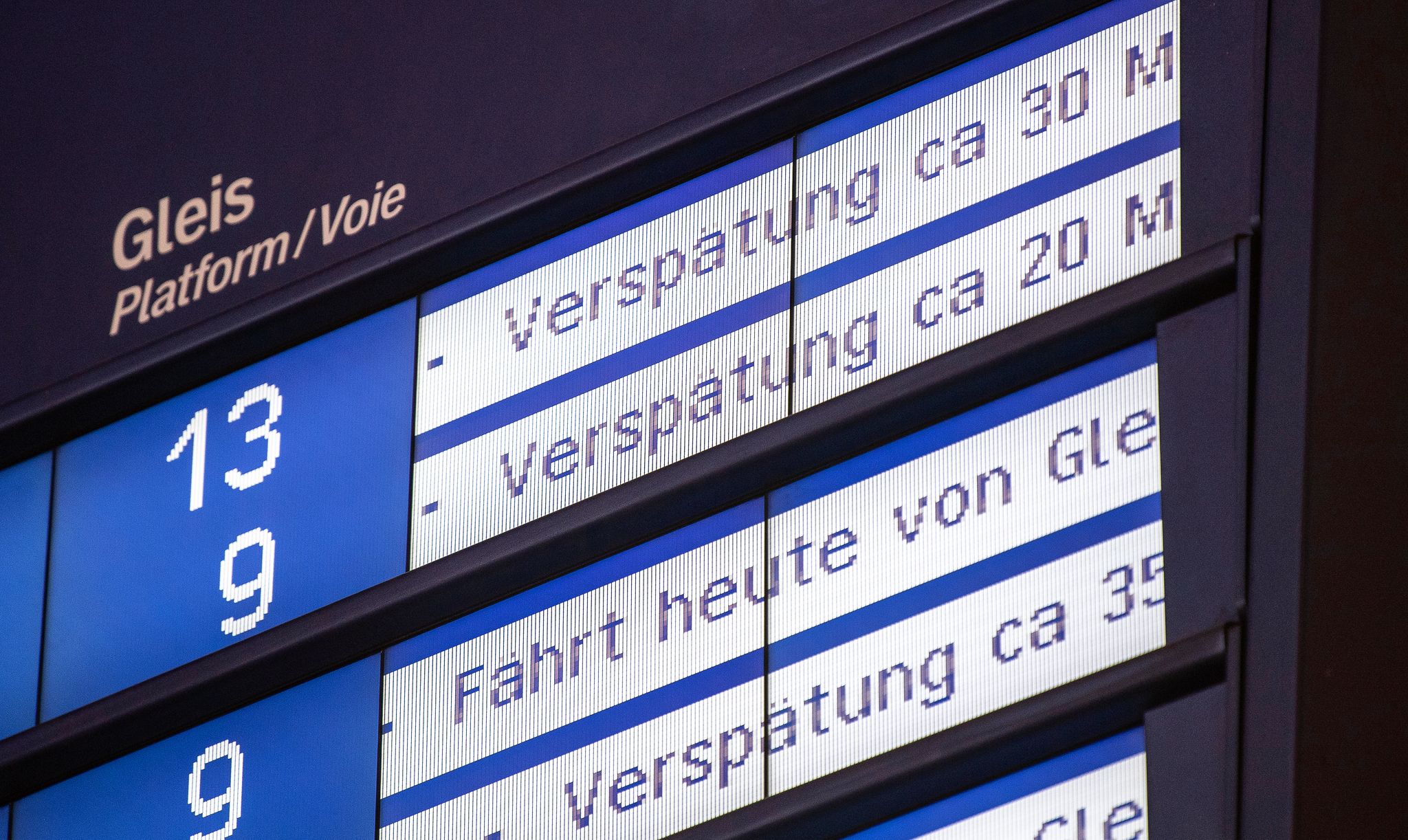 Die Fernverkehrszüge der Deutschen Bahn erreichten im Juni nur 57,1 Prozent der Halte pünktlich. (Archivbild)