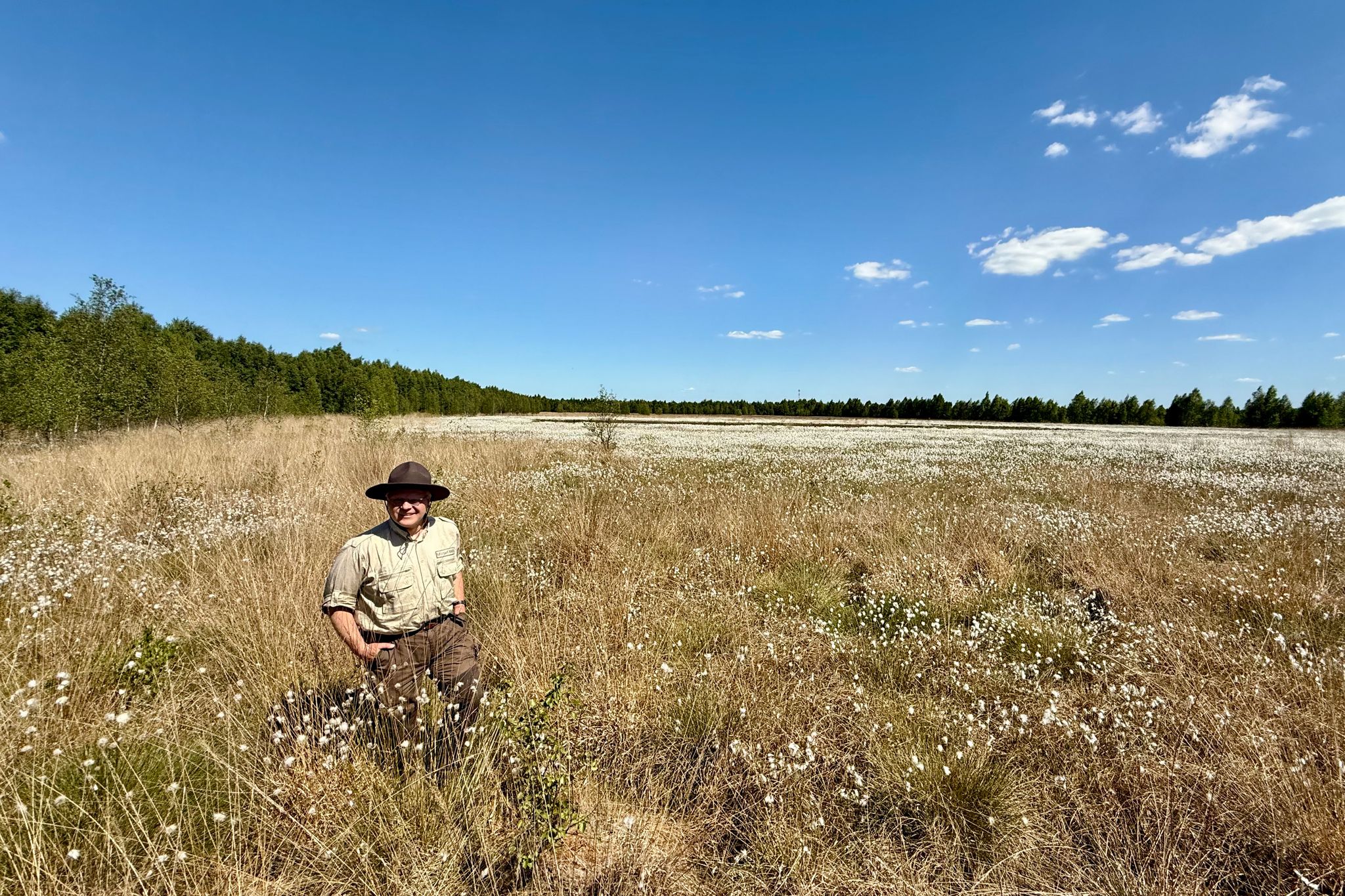 Beiges Hemd, dunkelbraune Hose, breitkrempiger brauner Hut: Andreas Rakers arbeitet als Ranger im Naturpark Moor-Veenland.