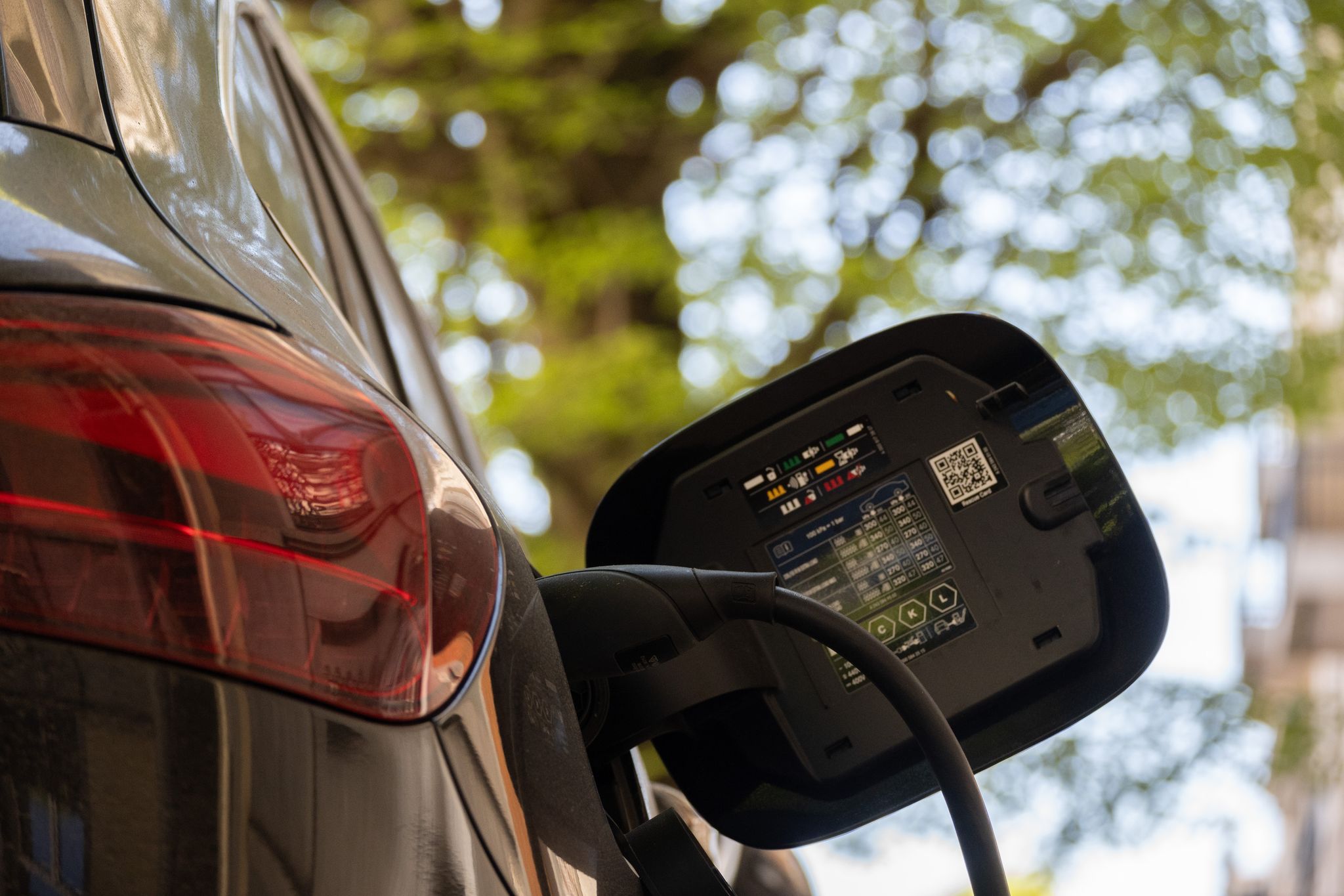 Ein E-Auto an einer Ladesäule. Im zweiten Quartal haben sich laut «E-Barometer» der HUK Coburg so viele private Autokäufer für ein E-Auto entschieden wie seit Streichung des «Umweltbonus» Ende 2023 nicht mehr. (Symbolbild)