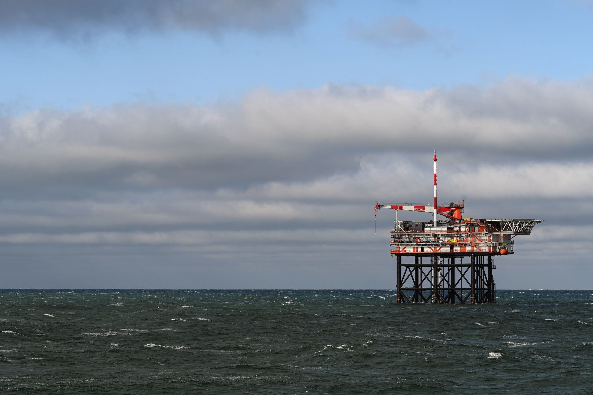 Ein völkerrechtliches Abkommen zwischen Deutschland und den Niederlanden soll die Erdgasförderung in der Nordsee vor der Insel Borkum ermöglichen. (Archivbild)
