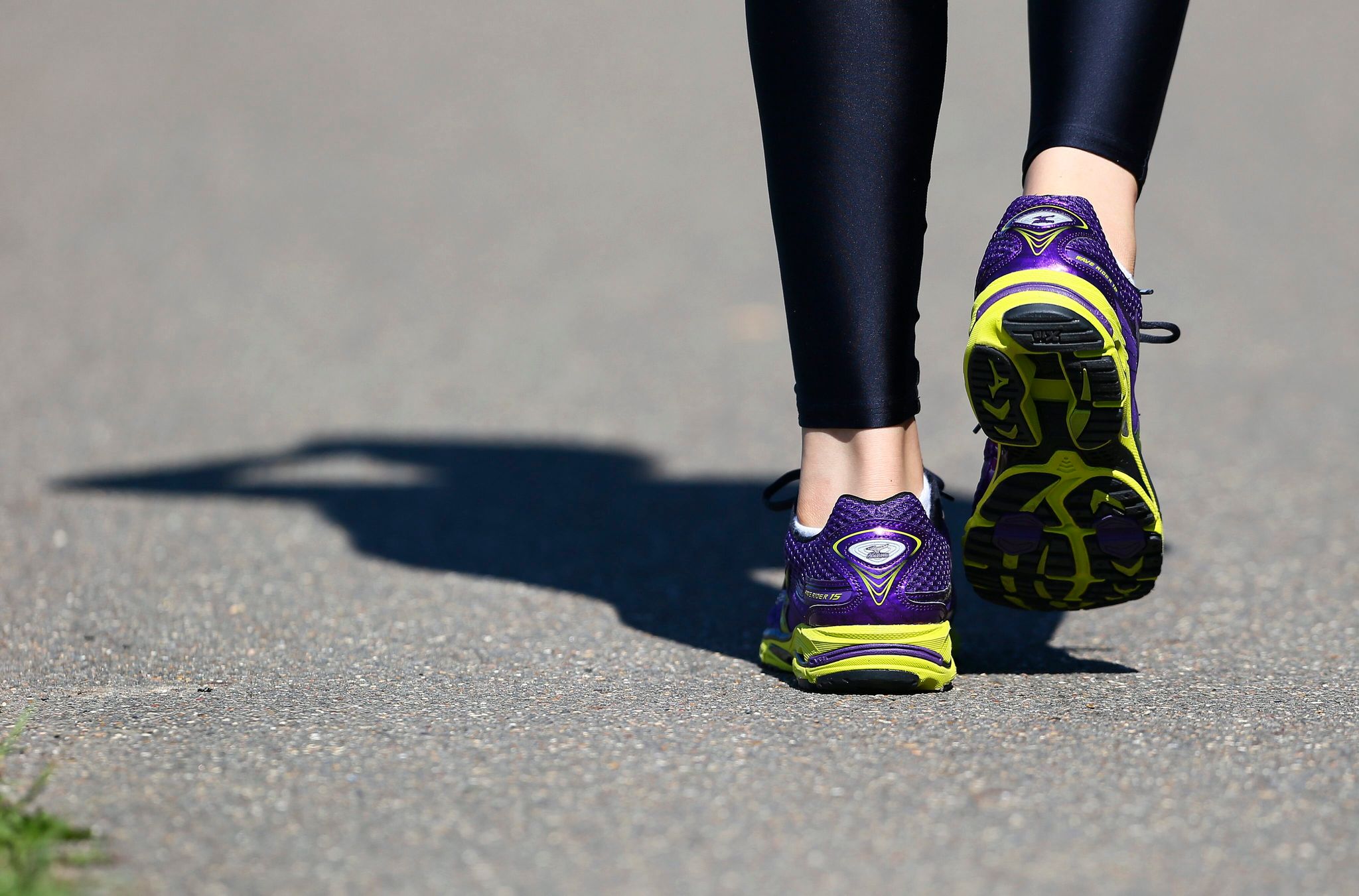Schritt für Schritt: Täglich 7.000 Schritte zu gehen, kann das Risiko für eine Vielzahl chronischer Krankheiten deutlich senken.