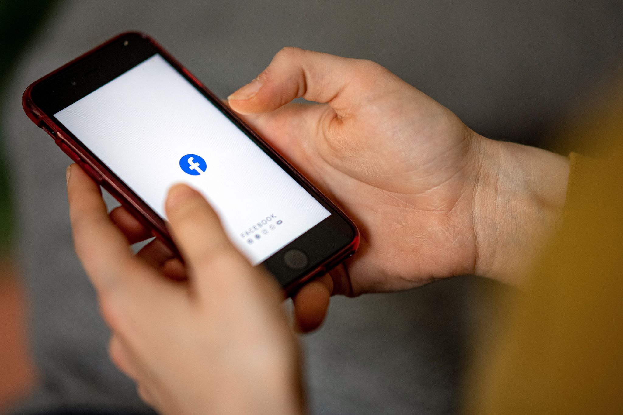 Mit gefälschten Angeboten für angeblich ermäßigte Fahrkarten oder kostenlose Abos für den ÖPNV versuchen Betrüger auf Facebook derzeit Zahlungsdaten abzugreifen.