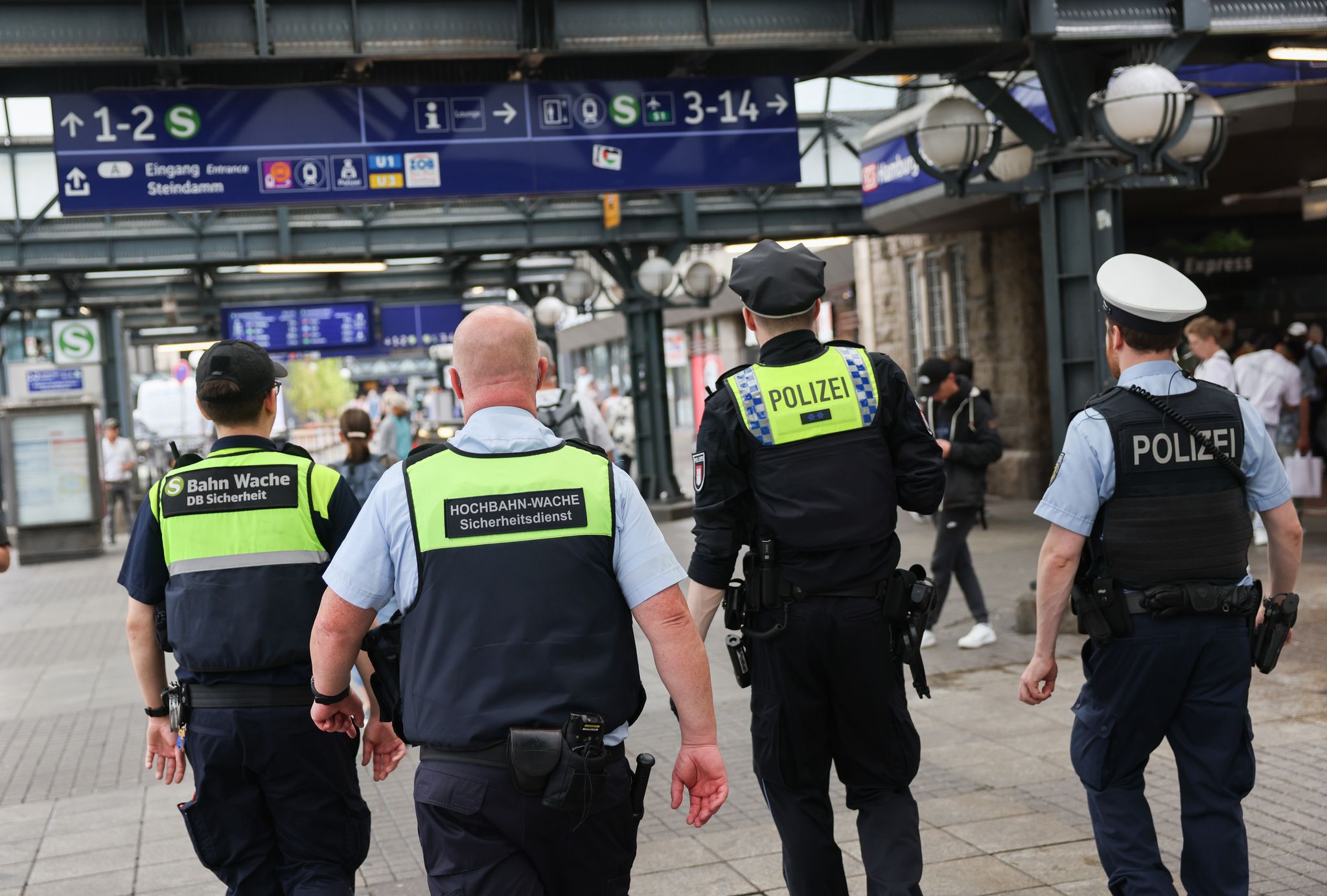 An den Bahnhöfen wollen Bundespolizei und DB Sicherheit gemeinsam die Präsenz erhöhen, um Straftaten vorzubeugen und das Sicherheitsgefühl der Reisenden zu stärken. (Archivfoto)