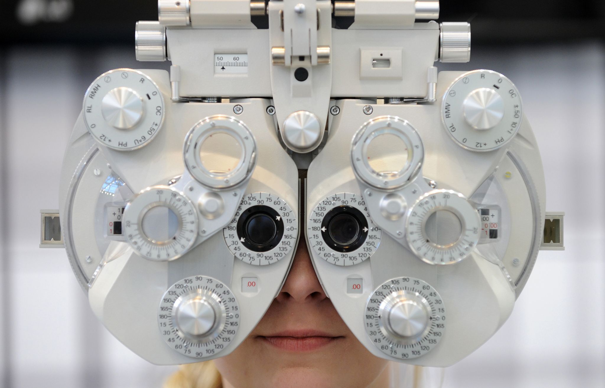 Trägt man eine Brille oder Kontaktlinsen, sollte einmal im Jahr die Sehleistung und Augengesundheit überprüft werden.