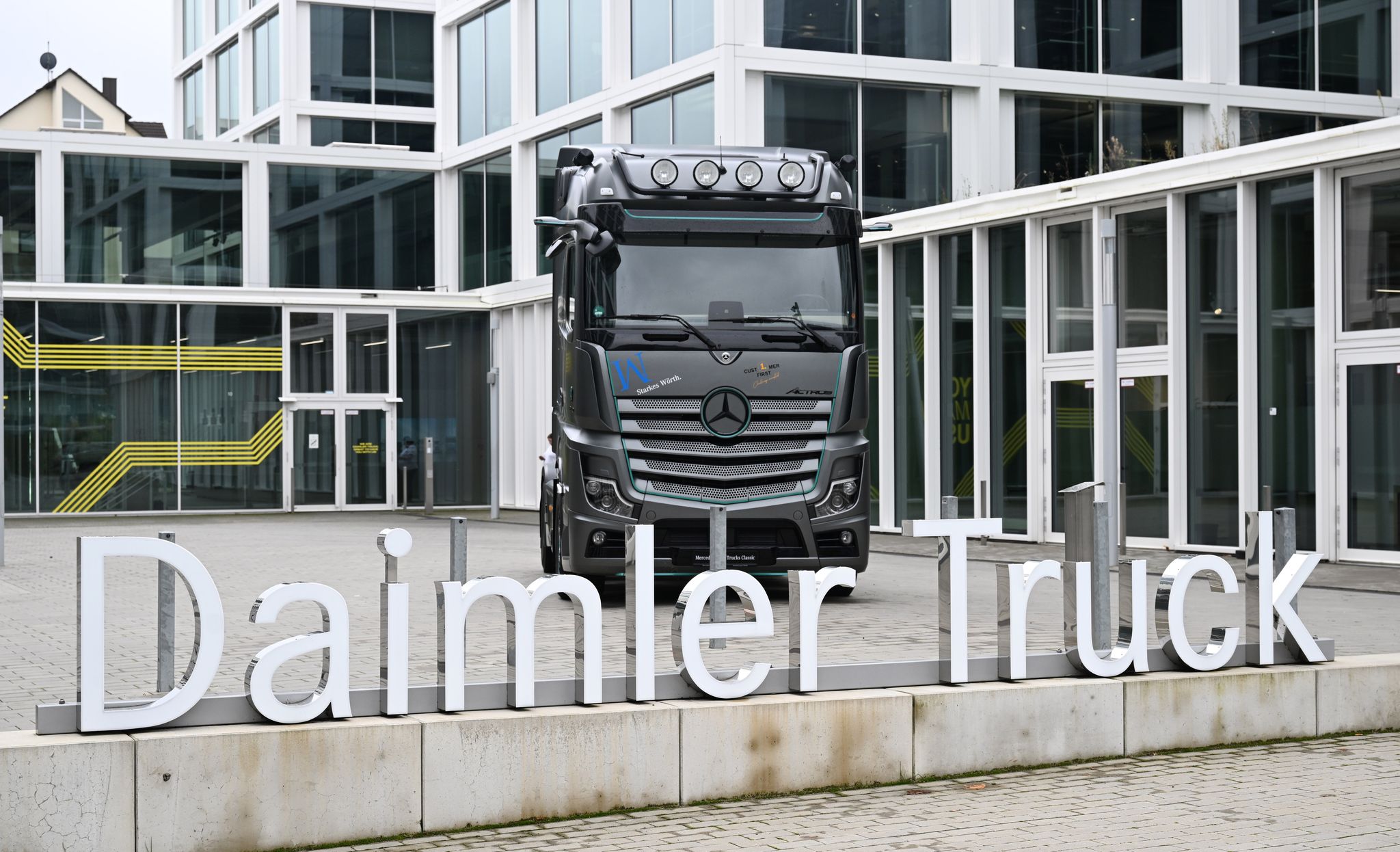 Unsichere Aussichten: Daimler Truck kürzt Prognose. (Archivbild)