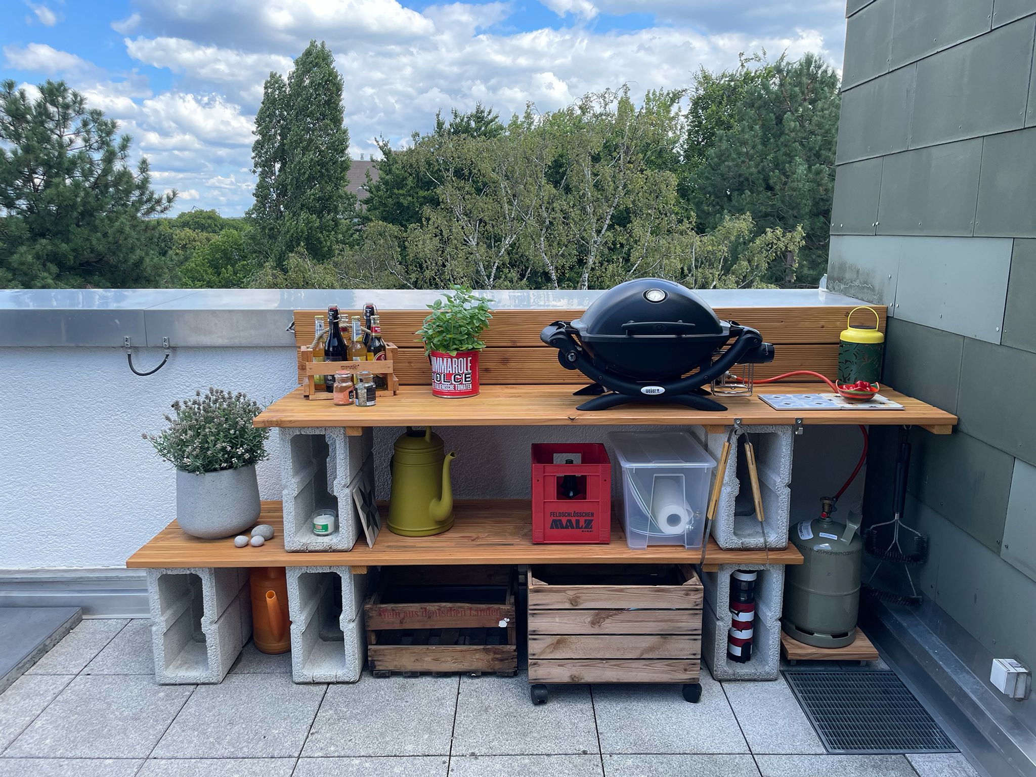 Mit einigen Dielen und Mauersteinen kann man selbst eine Grillstation bauen und an die individuellen Bedürfnisse anpassen.