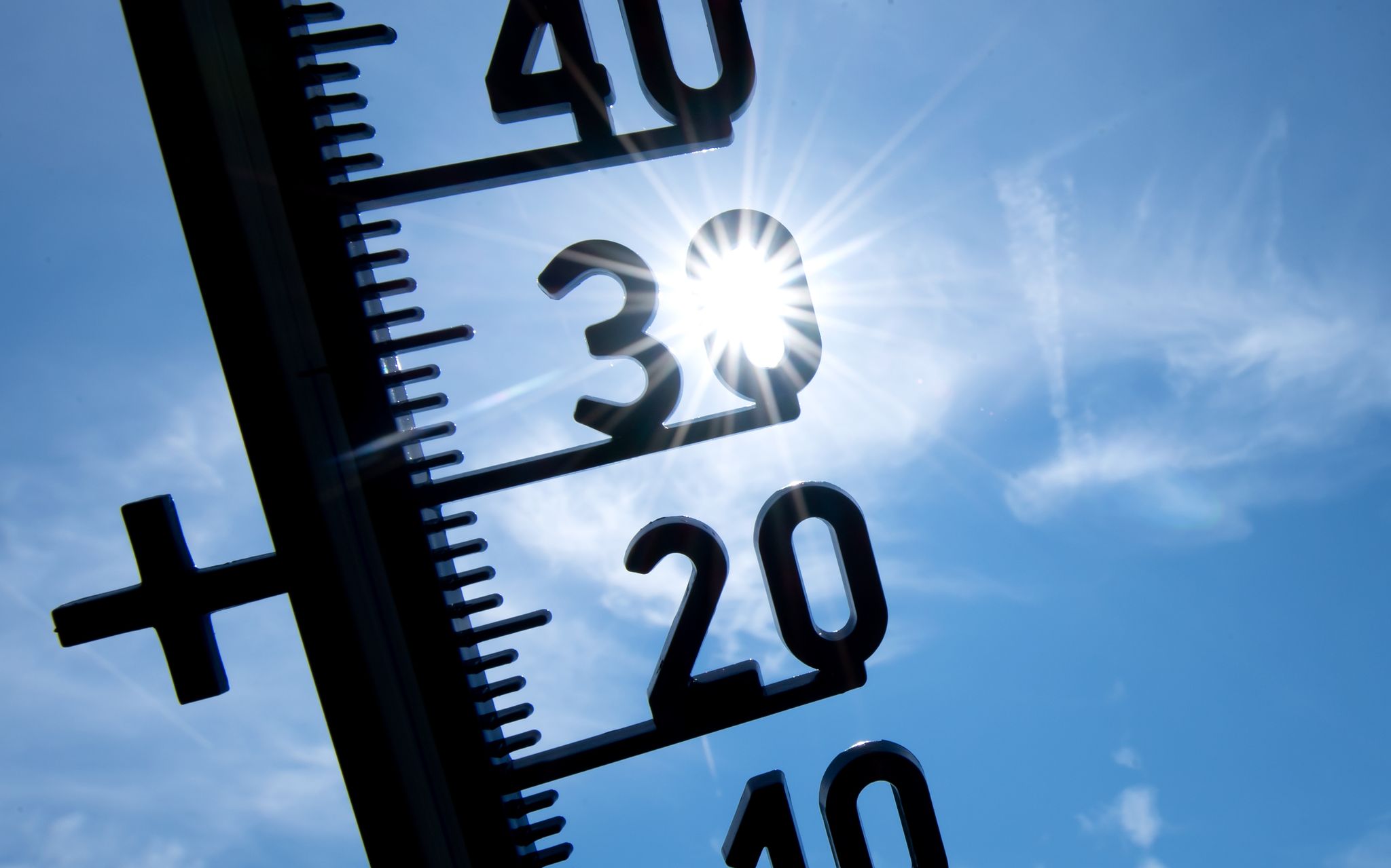 Wer eine mobile Klimaanlage kauft, sollte sich über die Stromkosten der Geräte im Klaren sein, raten die Vergleichsportale Verivox und Testberichte.de. (Symbolbild)
