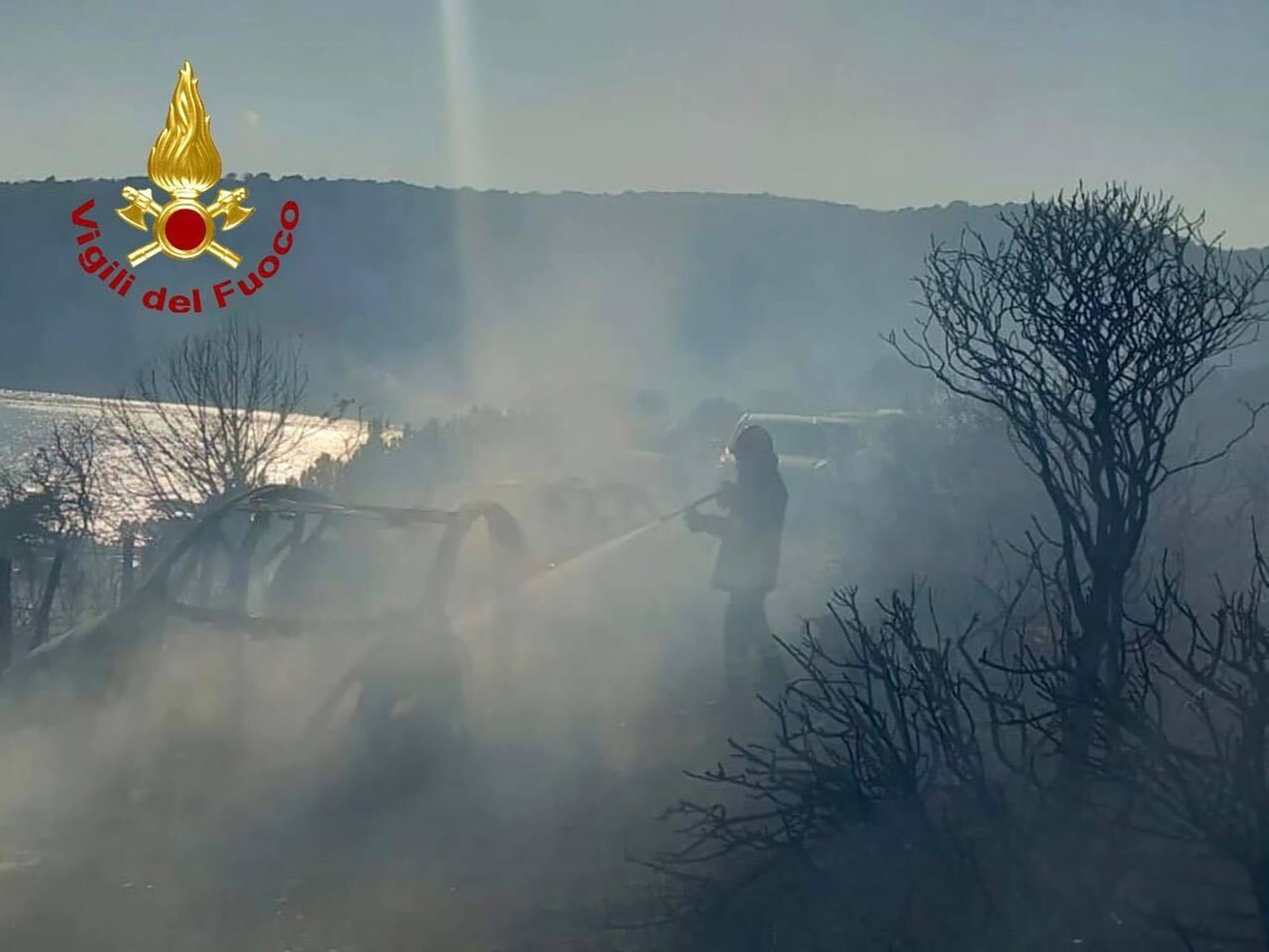 Die italienische Feuerwehr bei Löscharbeiten auf der italienischen Insel Sardinien in der Nähe von Cagliari.