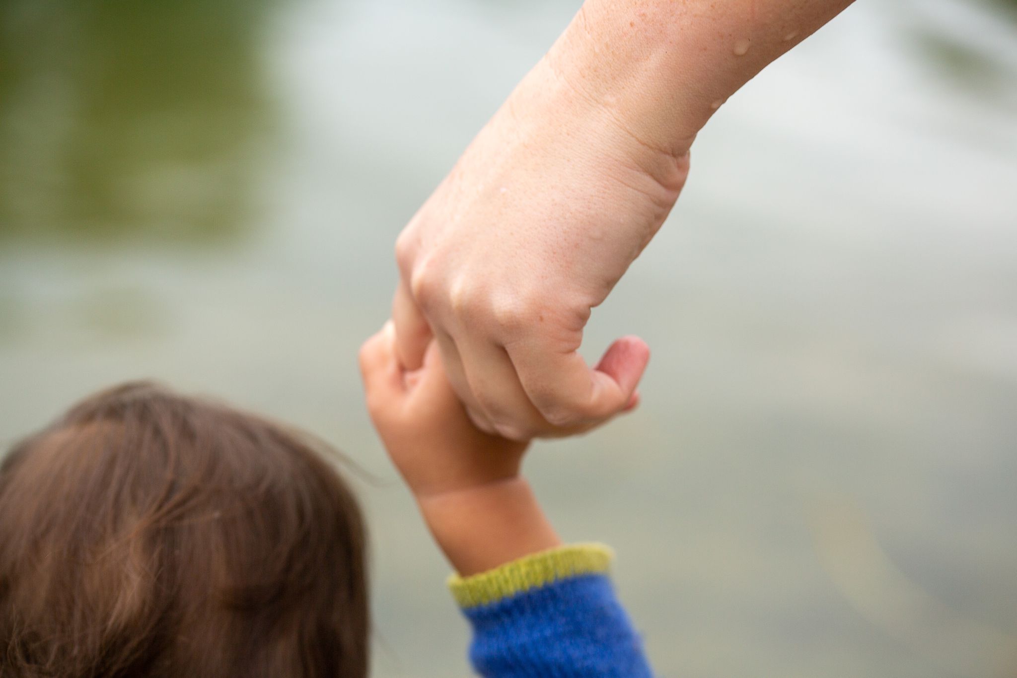 In lesbischen Beziehungen muss die Partnerin der Frau, die das Kind zur Welt bringt, ein Adoptionsverfahren betreiben, um rechtlicher Elternteil zu werden. (Symbolbild)