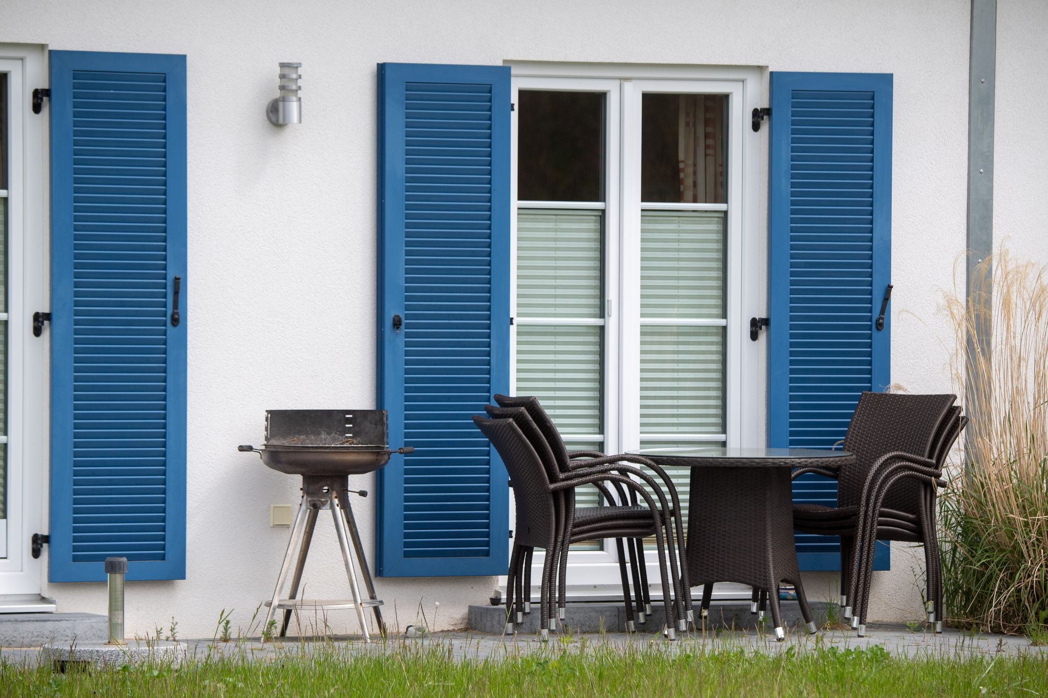 Können Möbel oder der Grill ohne größere Hindernisse von einer frei zugänglichen Terrasse entwendet werden, stufen Versicherer das im Schadenfall oft als einfachen Diebstahl ein.