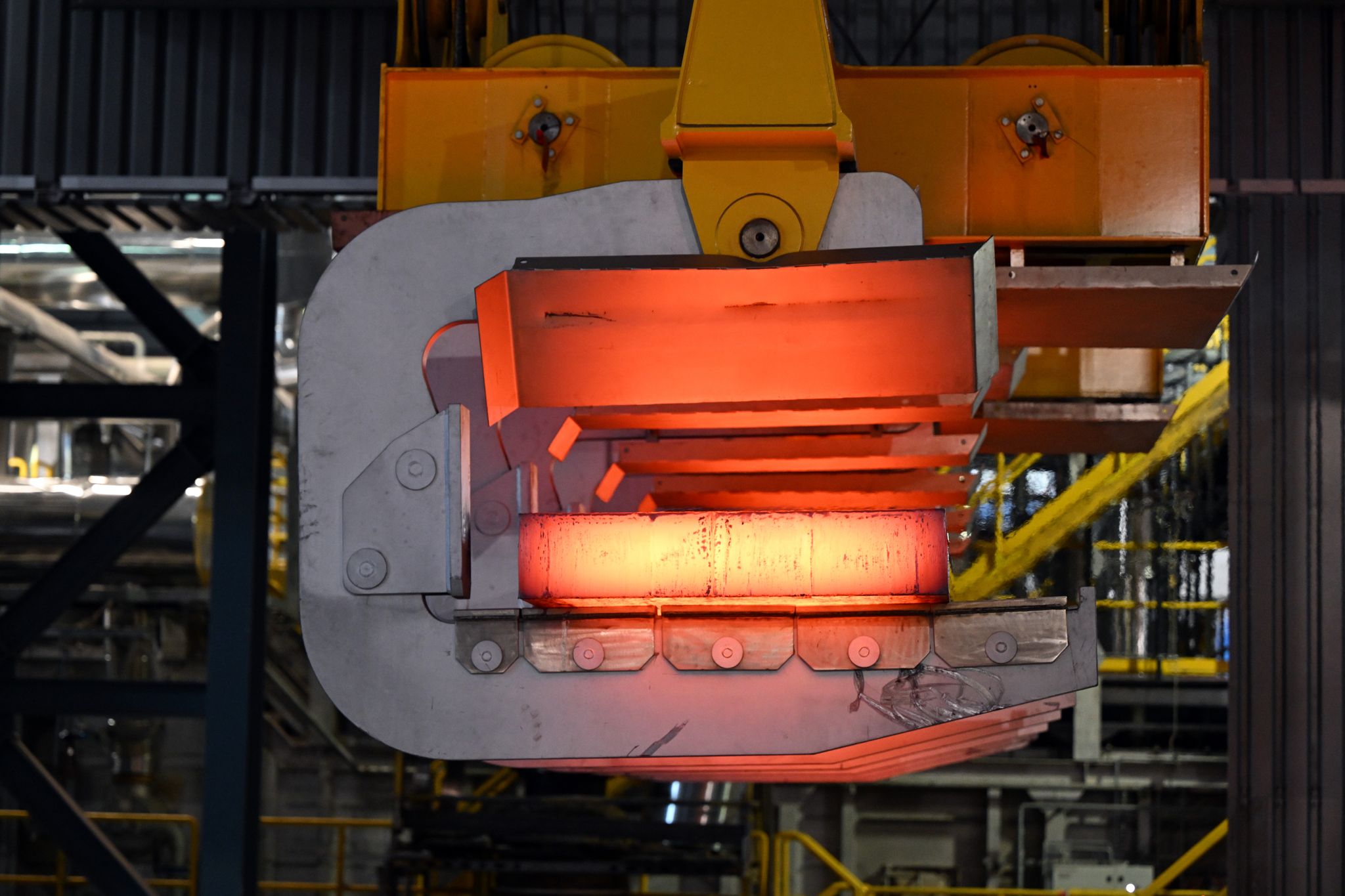 Stahlproduktion bei Thyssenkrupp-Steel: Hier wird flüssiger Stahl in große feste Blöcke, sogenannte Brammen, gewandelt.
