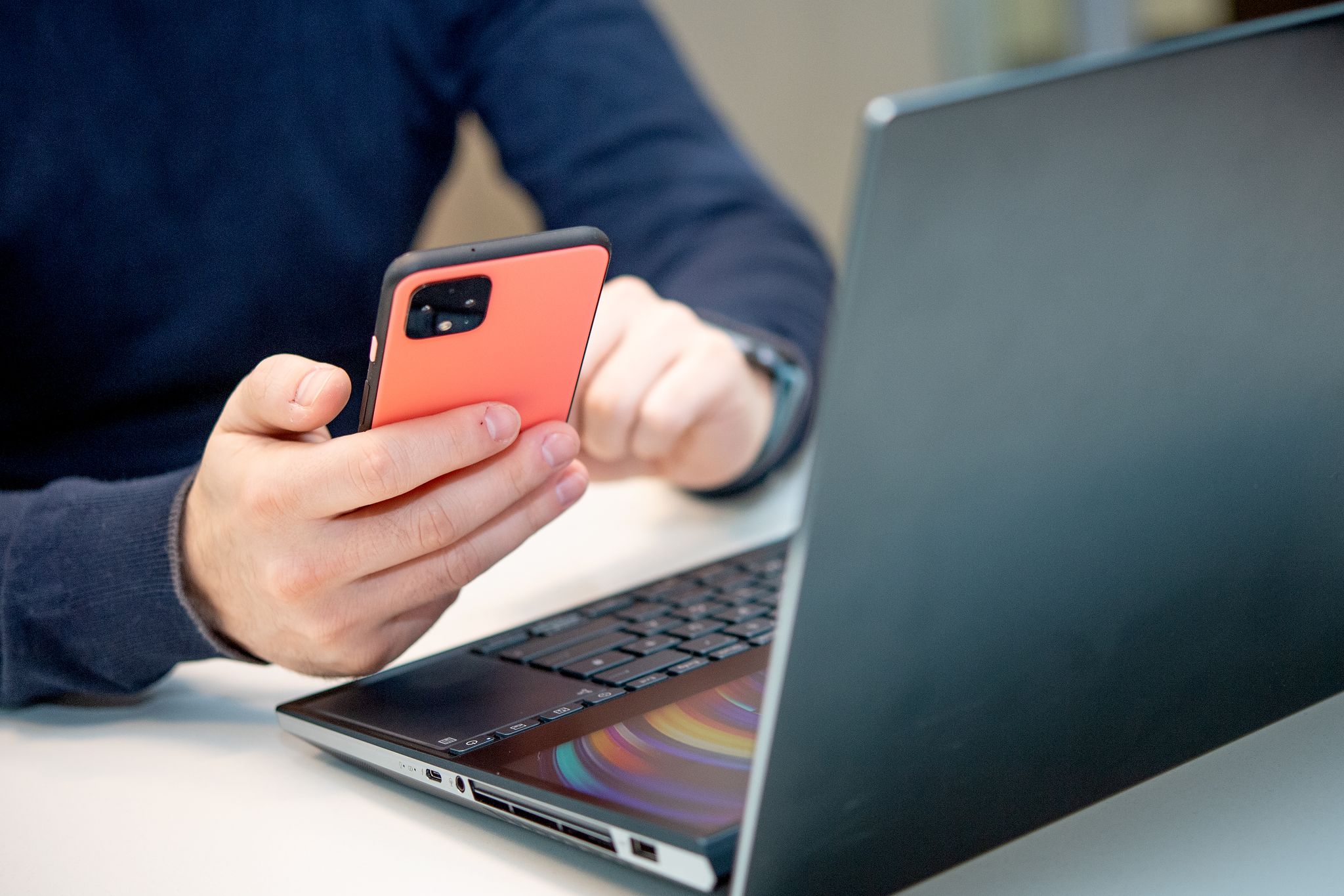 Bringen mehr Sicherheit: Push-Benachrichtigungen in Banking-Apps und Zwei-Faktor-Authentifizierung für Onlinezahlungen.