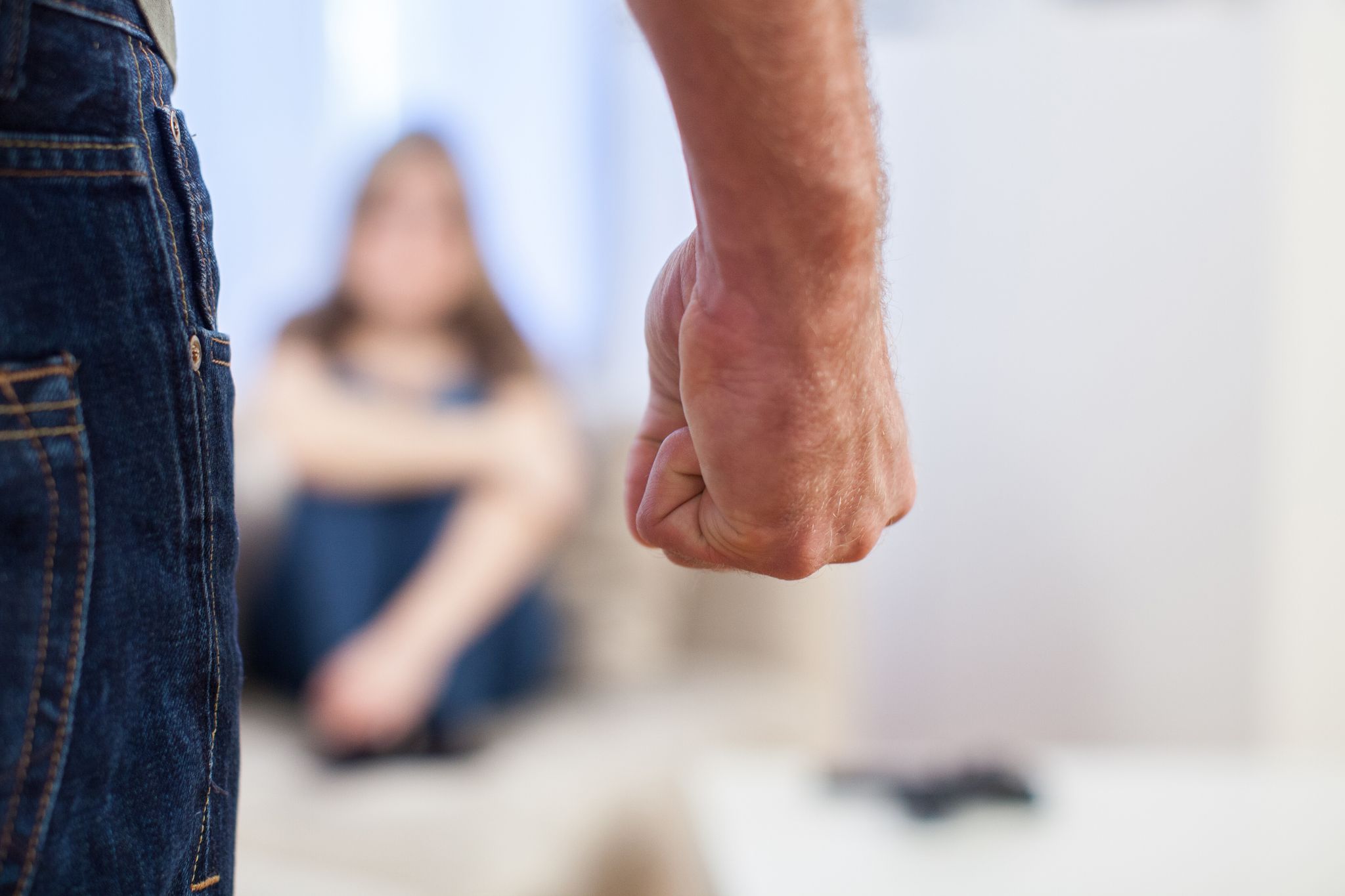 Urteil: Ein Mann, der seine Frau schwer misshandelt hat und nicht erwerbstätig war, hat bei der Scheidung keinen Anspruch auf Durchführung des Versorgungsausgleichs.