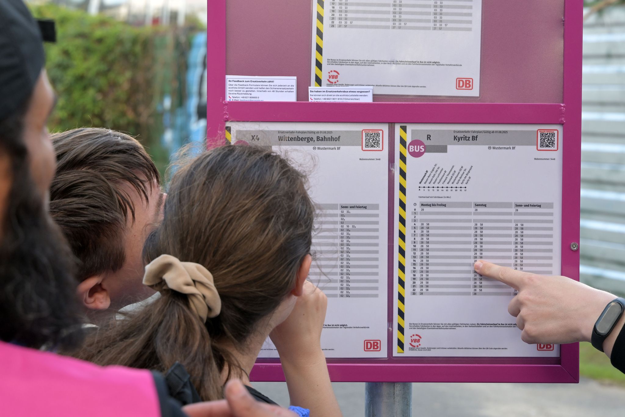 Fahrgäste informieren sich über die Abfahrtszeiten der Ersatzbusse.