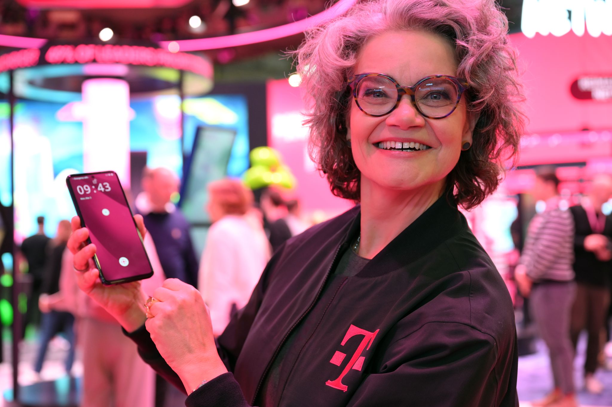 Telekom-Vorständin Claudia Nemat hält große Stücke auf das neue Smartphone ihrer Firma.