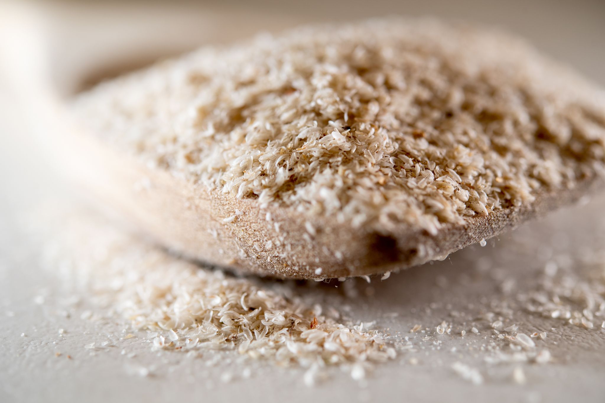 Hilfe bei Verdauungsproblemen: Flohsamenschalen können sowohl bei Durchfall als auch bei Verstopfung wirken.