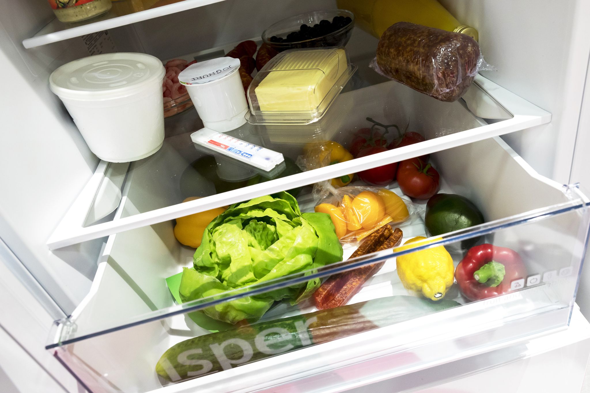 Gemüse ins Gemüsefach - das haut bei den meisten noch hin. Doch beim Einräumen der üblichen Lebensmittel geht es meist nicht so geordnet zu.