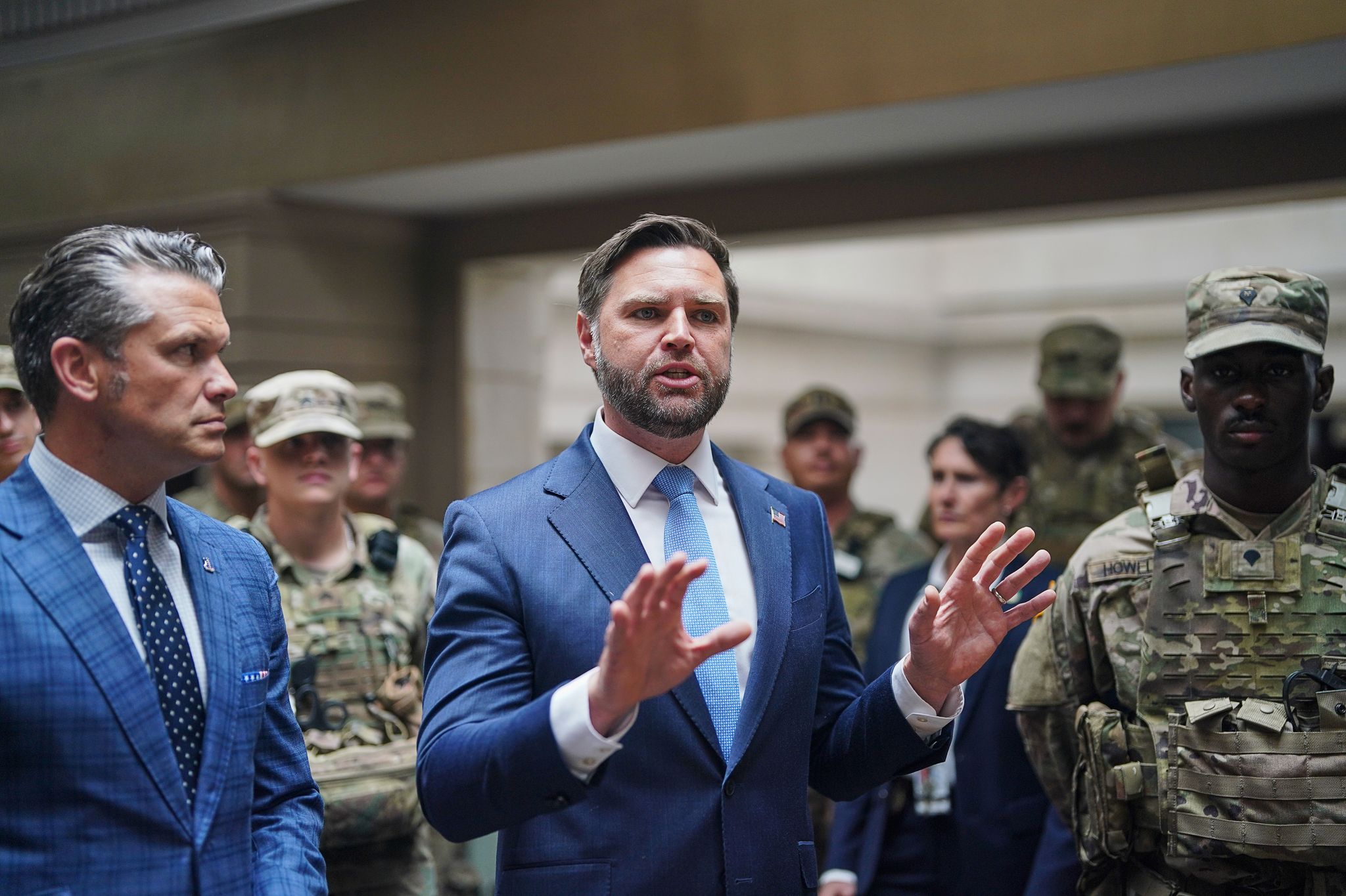 Verteidigungsminister Hegseth (l) und Vizepräsident Vance sprechen im Hauptbahnhof von Washington mit Mitgliedern der Nationalgarde.