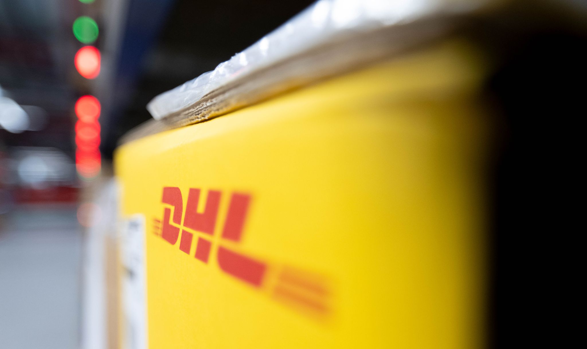 Ein Paket von DHL in einem Logistikzentrum - wertvolle Pakete in die USA werden vorerst nicht mehr angenommen.