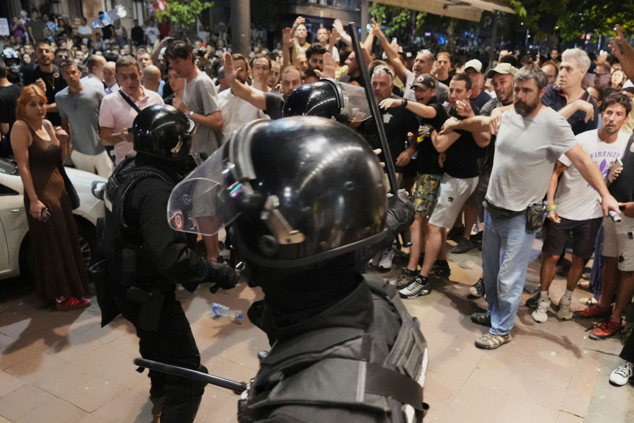 Bei Protesten gegen die Regierung in Serbien kommt es zu Auseinandersetzungen zwischen Polizei und Regierungsanhängern. (Archivbild)