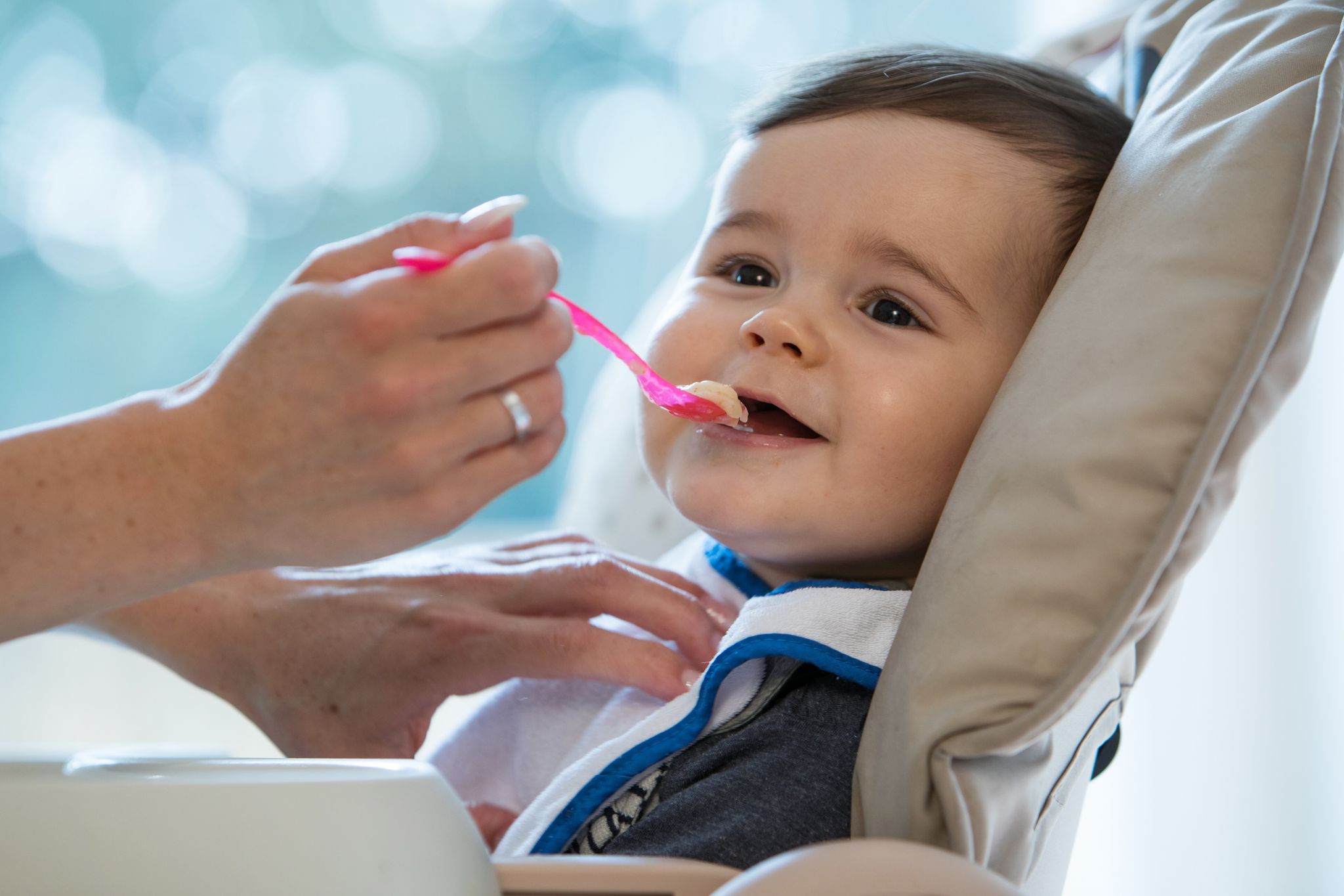 Eltern sollten bei der Auswahl der Babybreie auf Abwechslung achten, um dem Kind neue Geschmackserfahrungen zu ermöglichen.