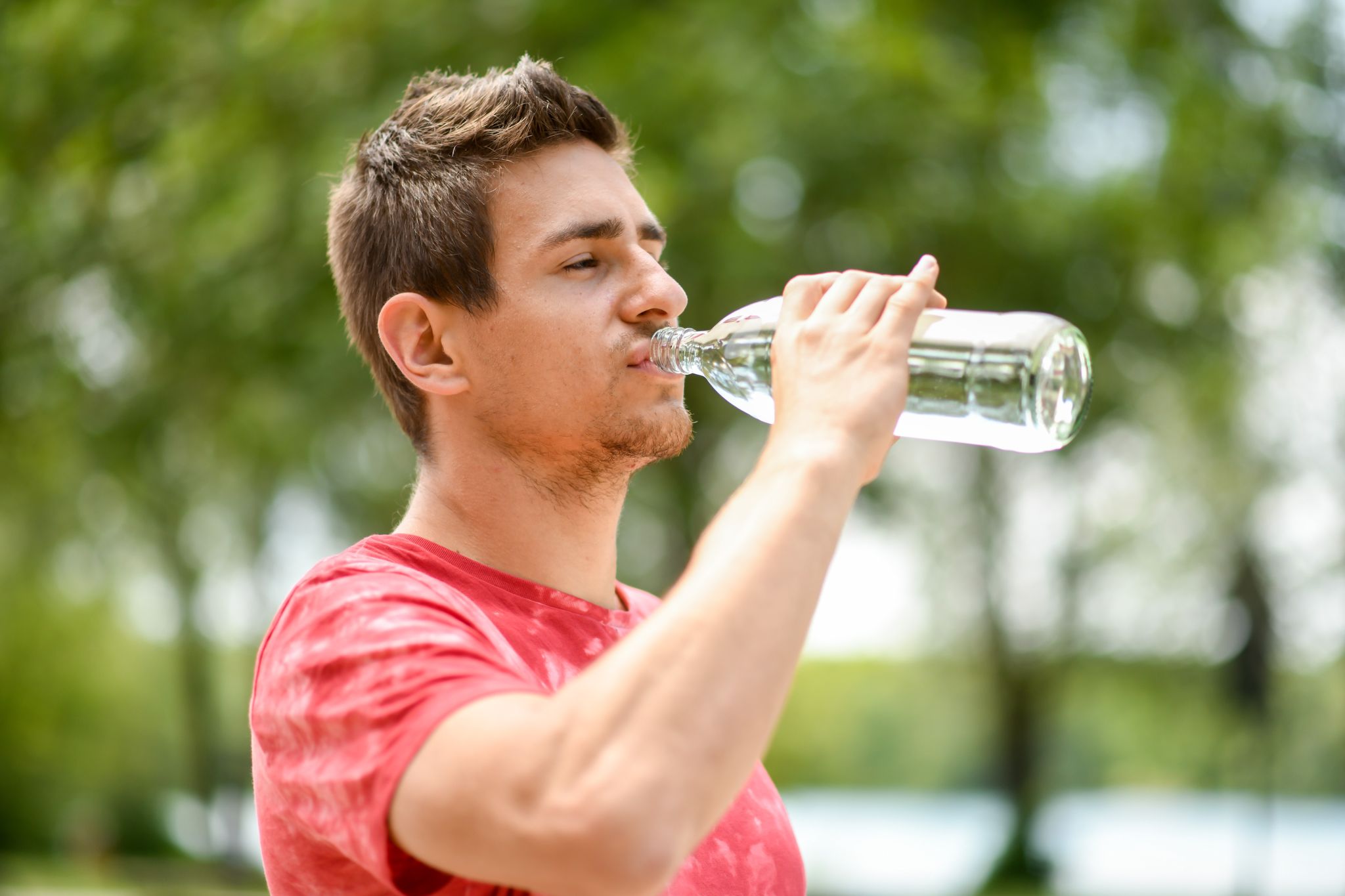 Wird Wasser kühl, dunkel und trocken gelagert, ist es auch viele Monate nach dem Ablauf des Mindesthaltbarkeitsdatums noch trinkbar.