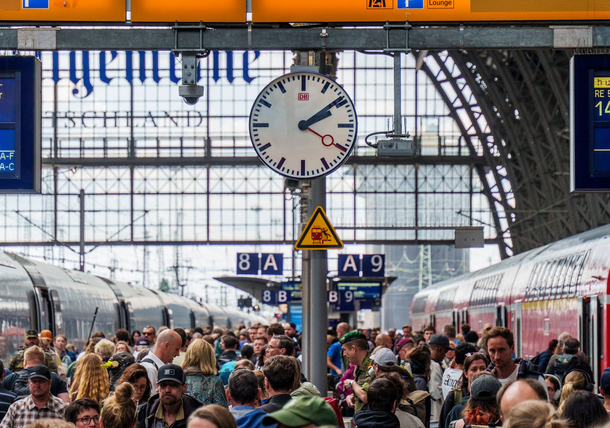 Die Bahn steckt in der Krise - nun soll es einen Wechsel an der Konzernspitze geben. (Archivbild)