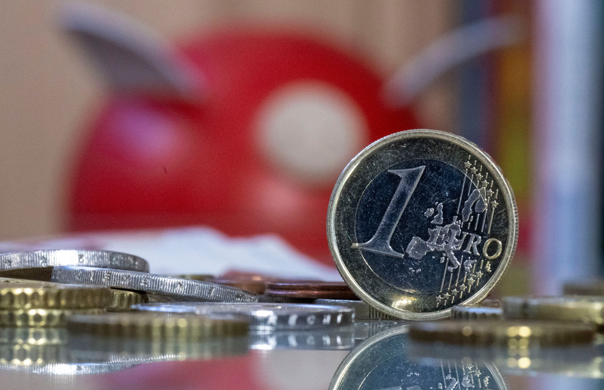 Schon in der Schulzeit zeigen sich Unterschiede im Finanzwissen von Mädchen und Jungen. (Symbolbild)