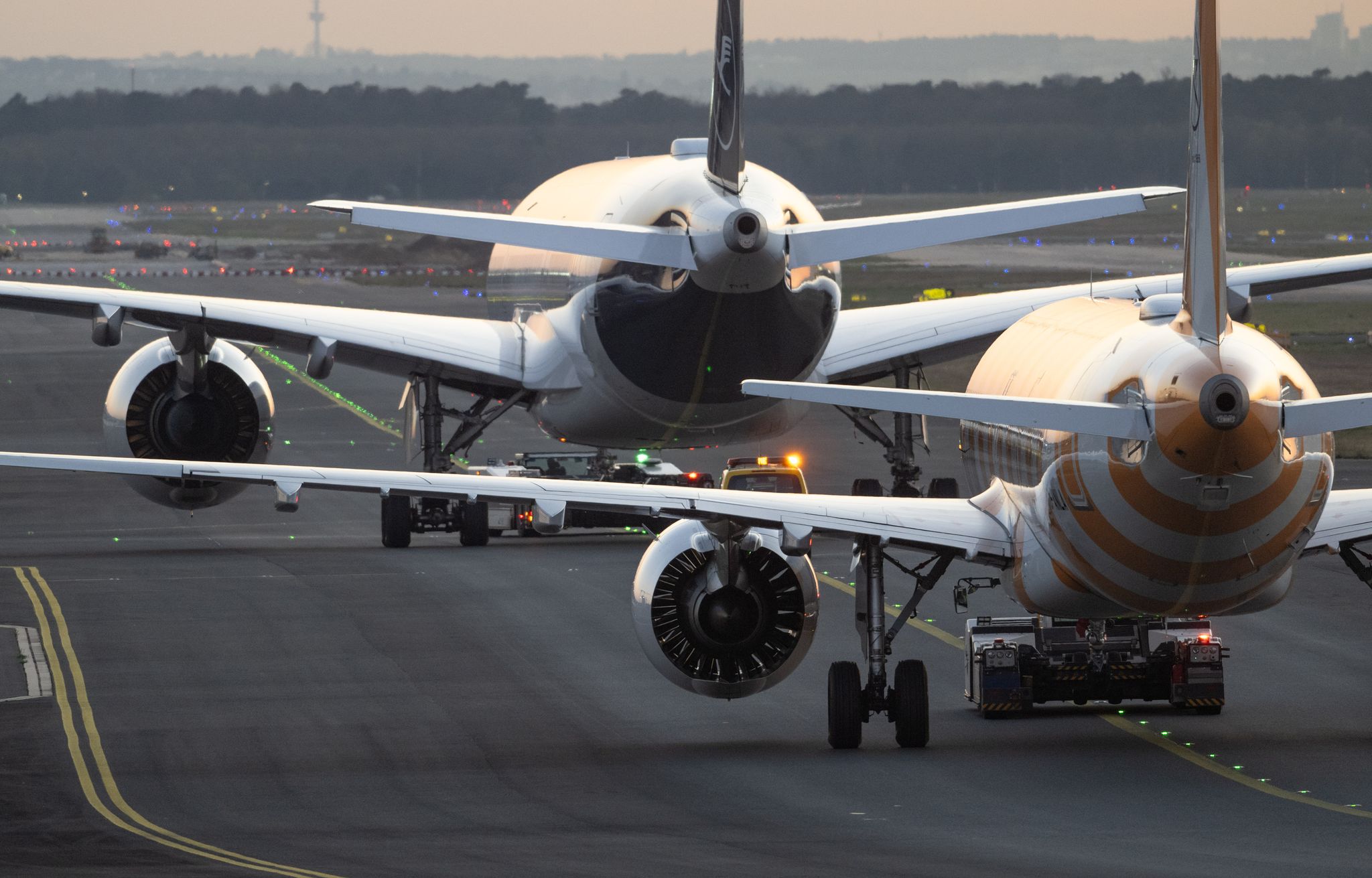 Lufthansa und Condor konkurrieren am Frankfurter Flughafen. (Archivbild)