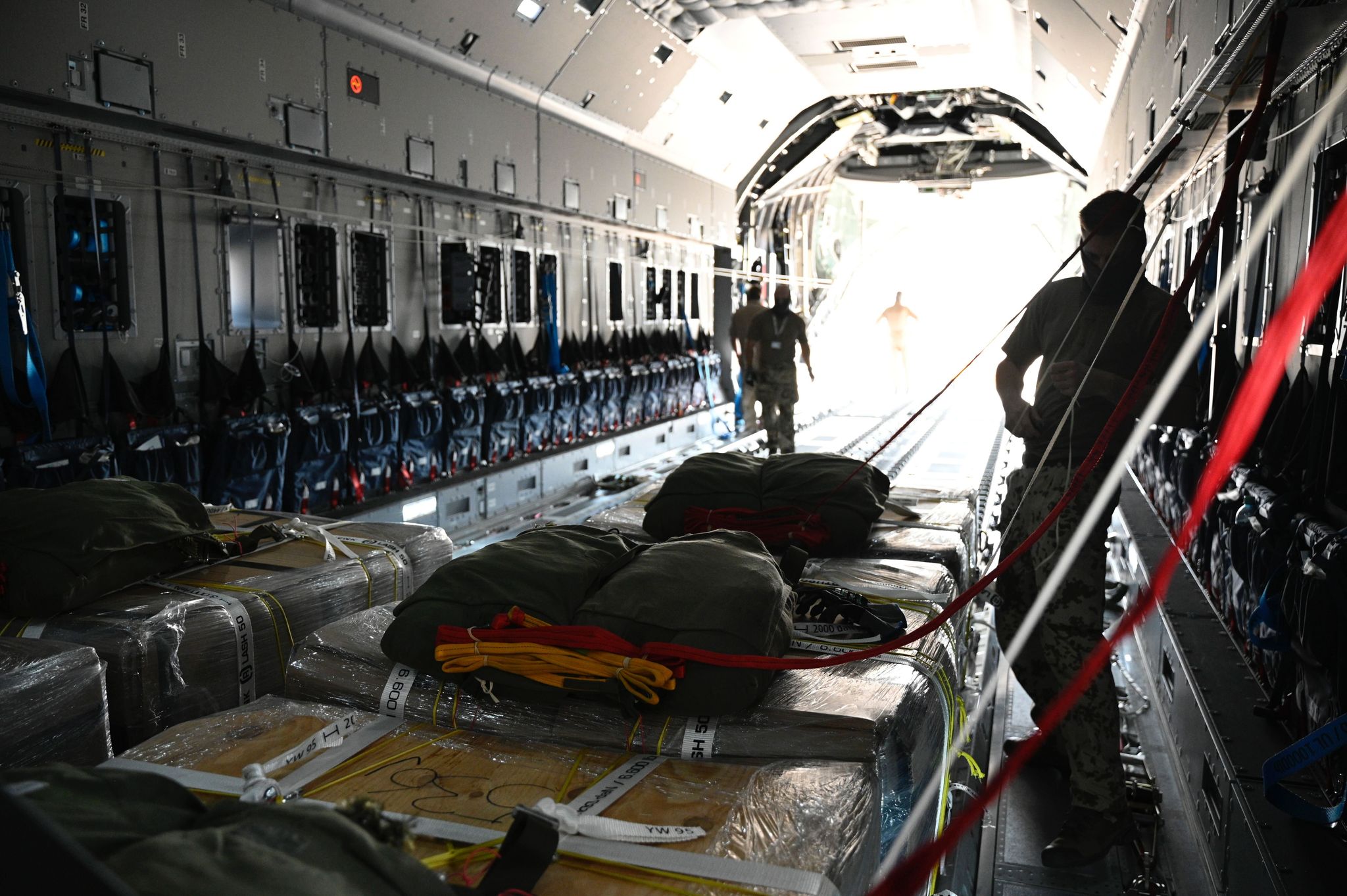 Blick in den Laderaum eines Luftwaffen-Fliegers, der Hilfe über Gaza absetzen soll. «Luftabwürfe wirken in dieser Lage wie Pflaster auf offene Wunden», sagt ein Vertreter des UN-Welternährungsprogramms dazu.