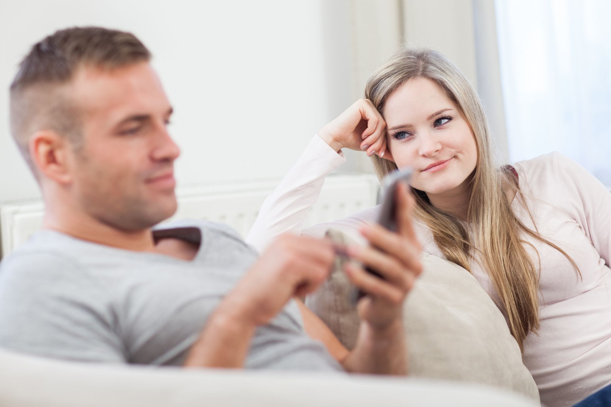 Der Partner schreibt sich minutenlang mit seiner Ex-Freundin hin und her. Das kann bei der neuen Partnerin schnell Eifersucht auslösen.