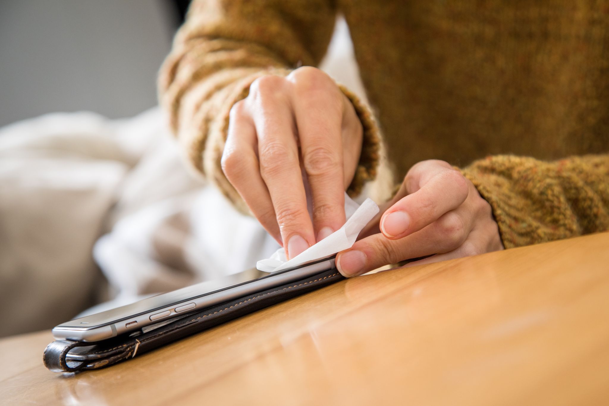 Ein weiches Tuch, vielleicht etwas Seifenwasser, mehr braucht es nicht. Scharfe oder alkoholhaltige Reinigungsmittel können im schlimmsten Fall die Displaybeschichtung angreifen.