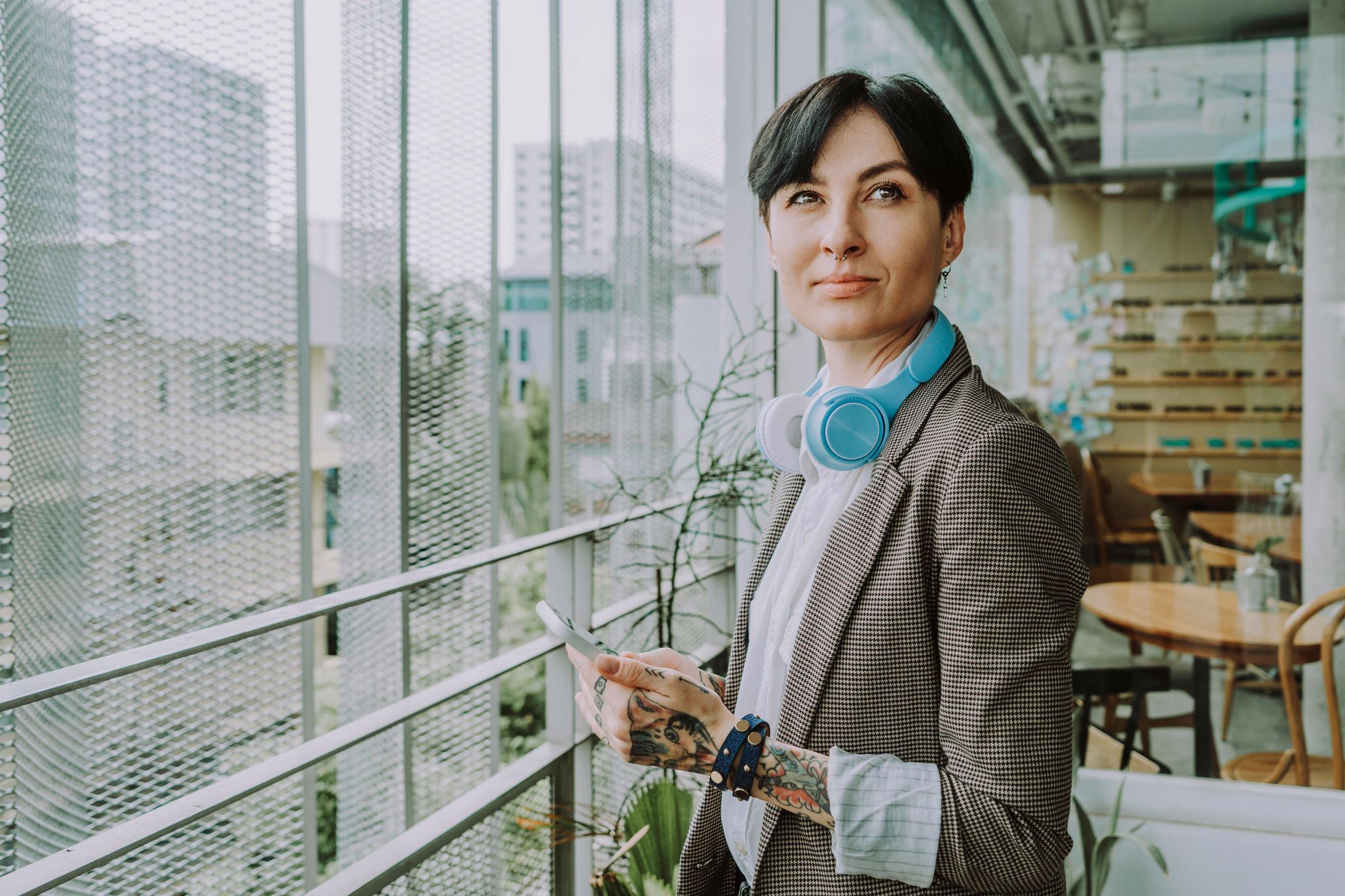 Sichtbare Tattoos? Das möchten Arbeitgeber bei ihren Beschäftigten mit viel Kundenkontakt teils nicht sehen.