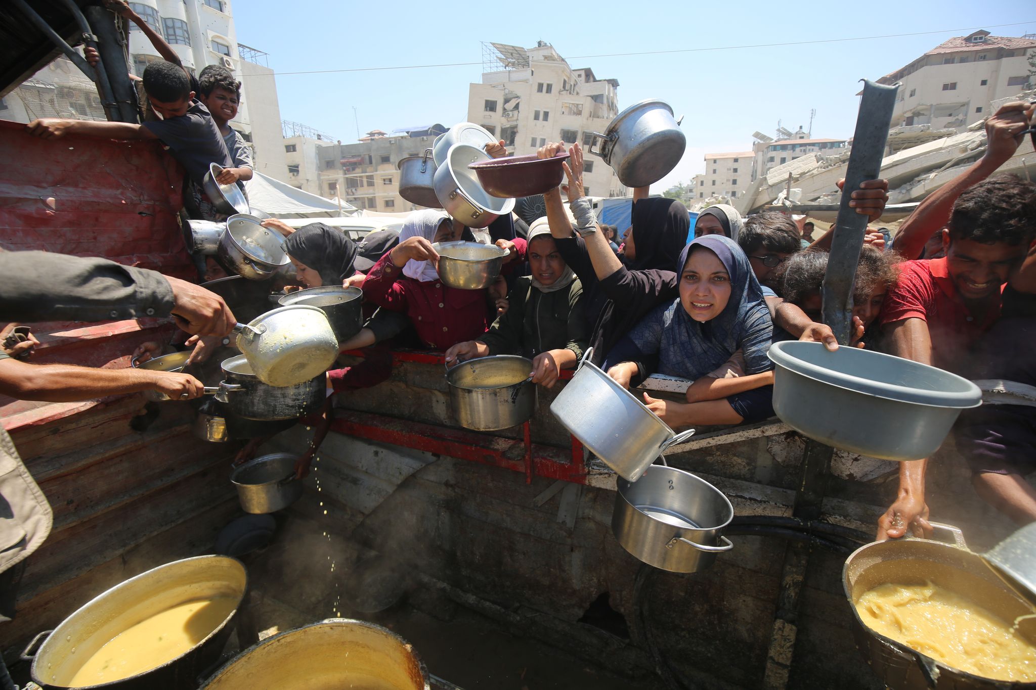 Palästinenser warten inmitten einer Hungerkrise auf Lebensmittel aus einer Wohltätigkeitsküche. (Archivbild)