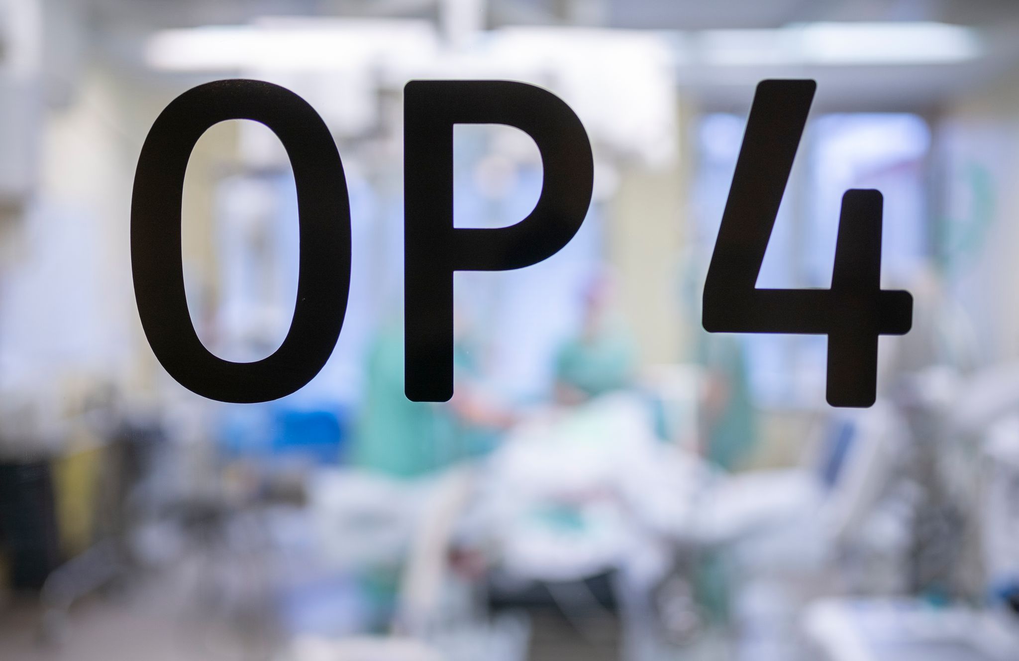 Urteil: Trotz Schmerzen und psychischer Belastung muss die Krankenkasse die Kosten einer OP bei Gynäkomastie nicht übernehmen.